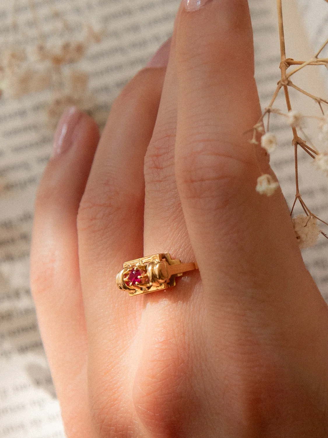 LA HÉLÈNE, élégante bague pont 1940 ornée d'un rubis