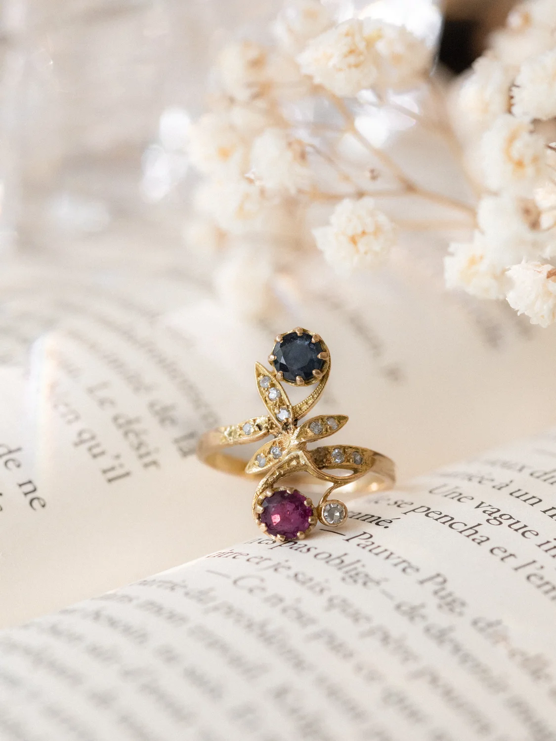 LA DANAÉ, splendide bague Toi & Moi d'inspiration Art Nouveau en saphir, rubis et diamants