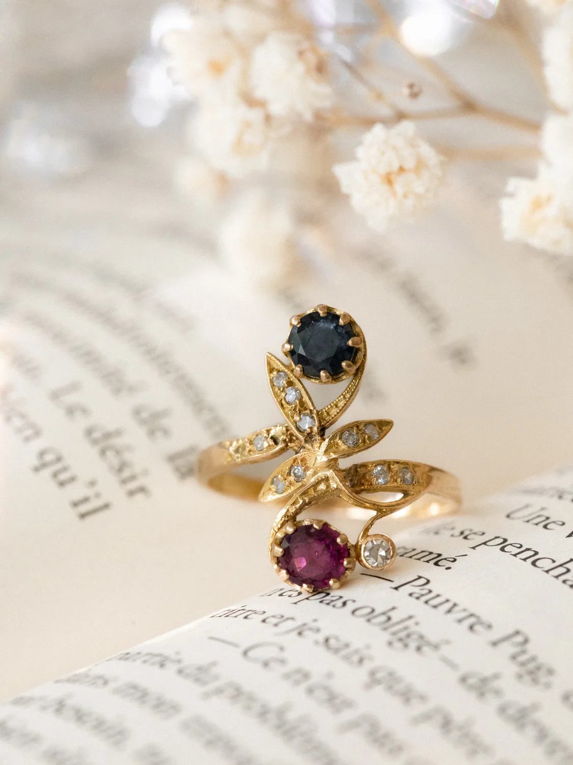 LA DANAÉ, splendide bague Toi & Moi d'inspiration Art Nouveau en saphir, rubis et diamants
