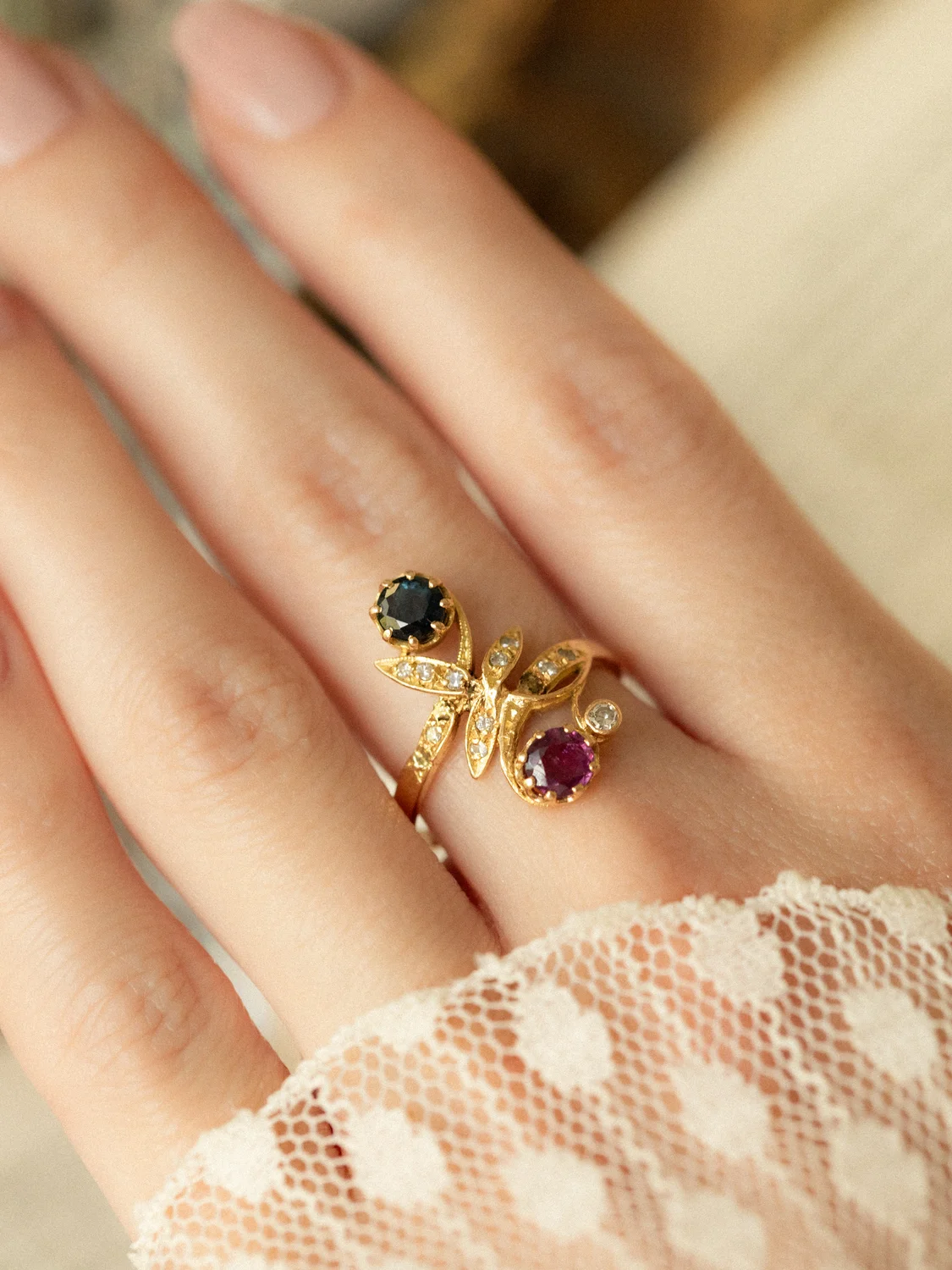 LA DANAÉ, splendide bague Toi & Moi d'inspiration Art Nouveau en saphir, rubis et diamants