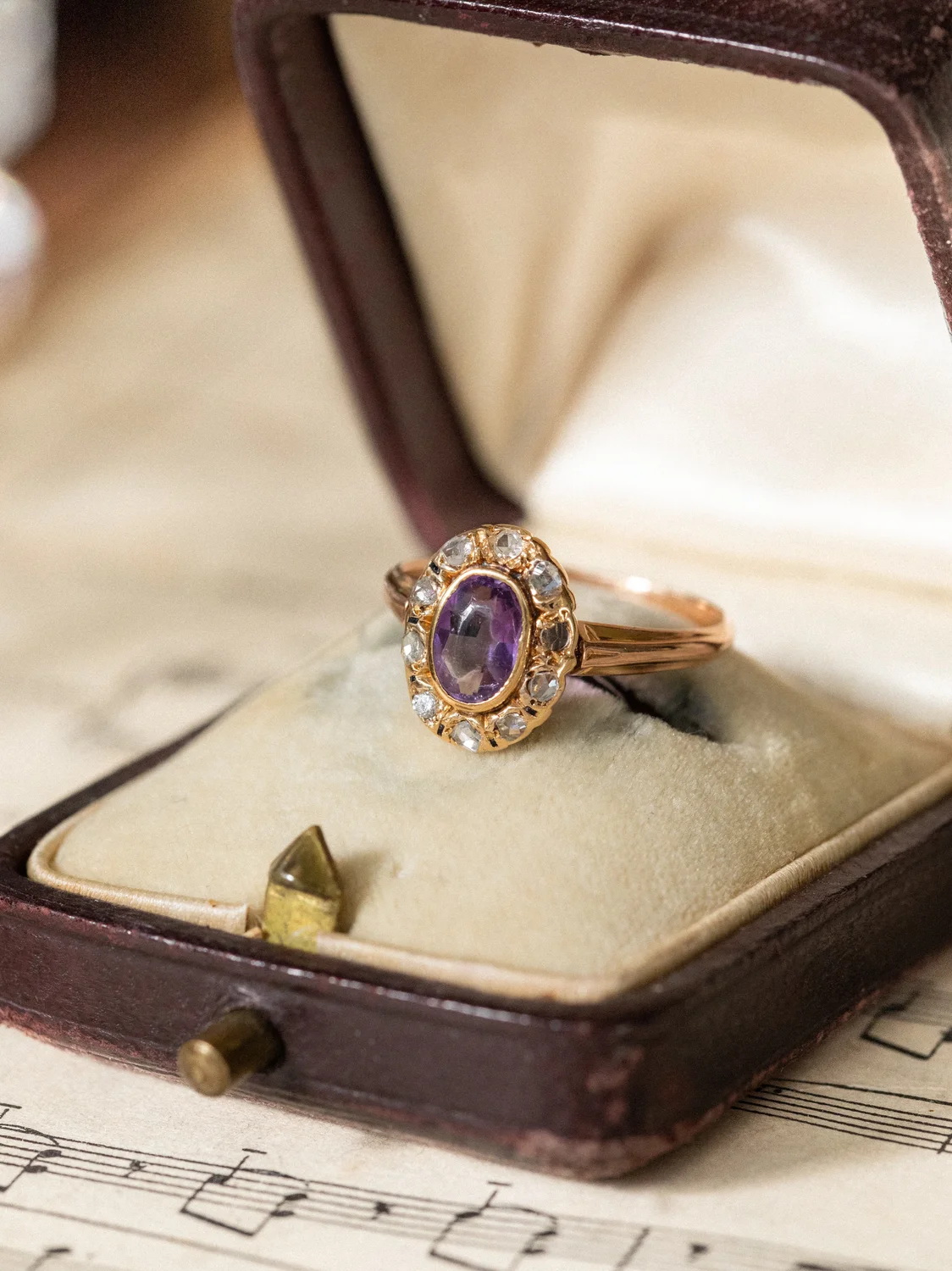 LA VIOLETTE, fascinante bague Pompadour XIXe - Belle Epoque (circa 1880) avec améthyste en serti clos & entourage diamants 💫