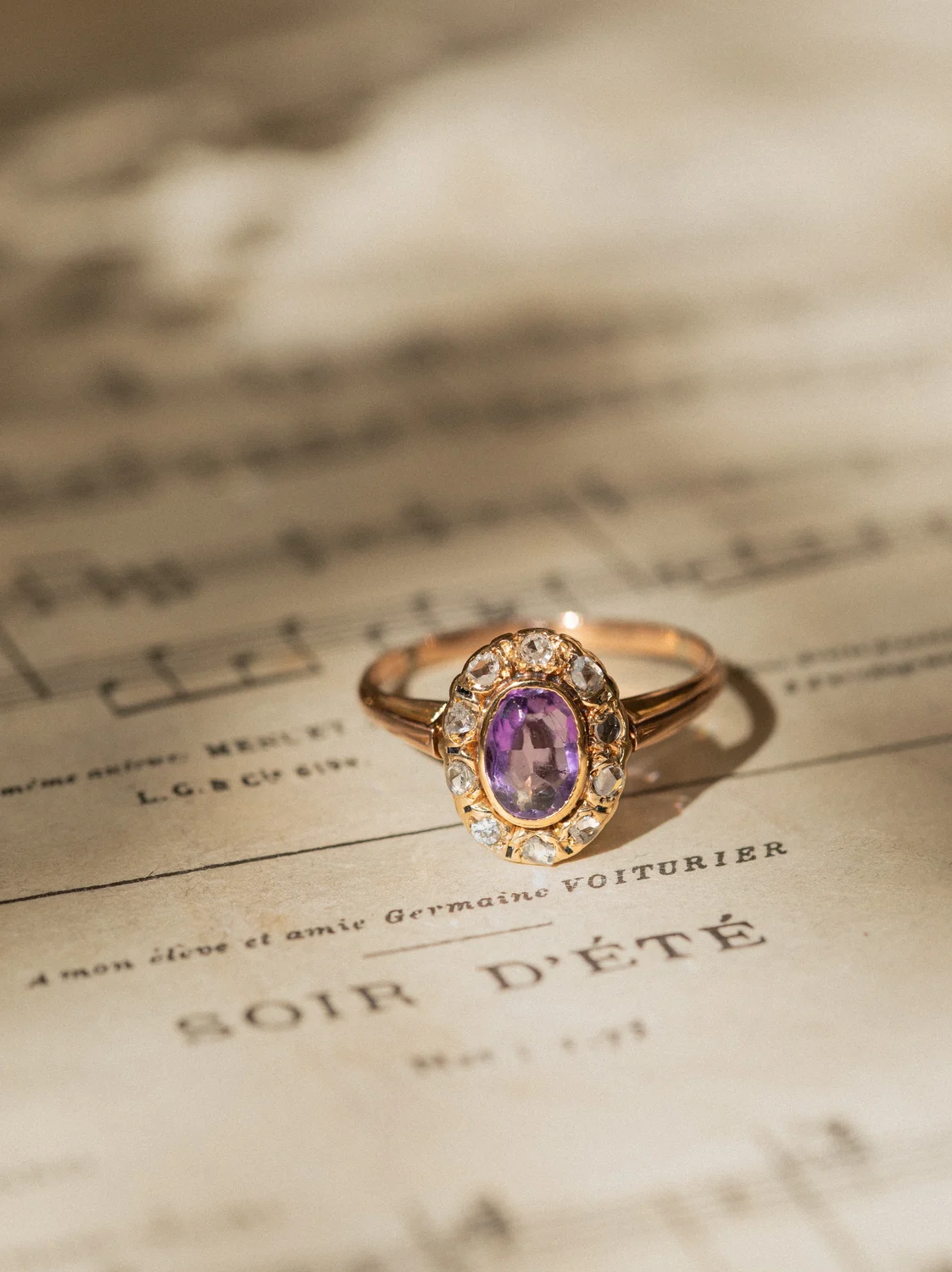 LA VIOLETTE, fascinante bague Pompadour XIXe - Belle Epoque (circa 1880) avec améthyste en serti clos & entourage diamants 💫