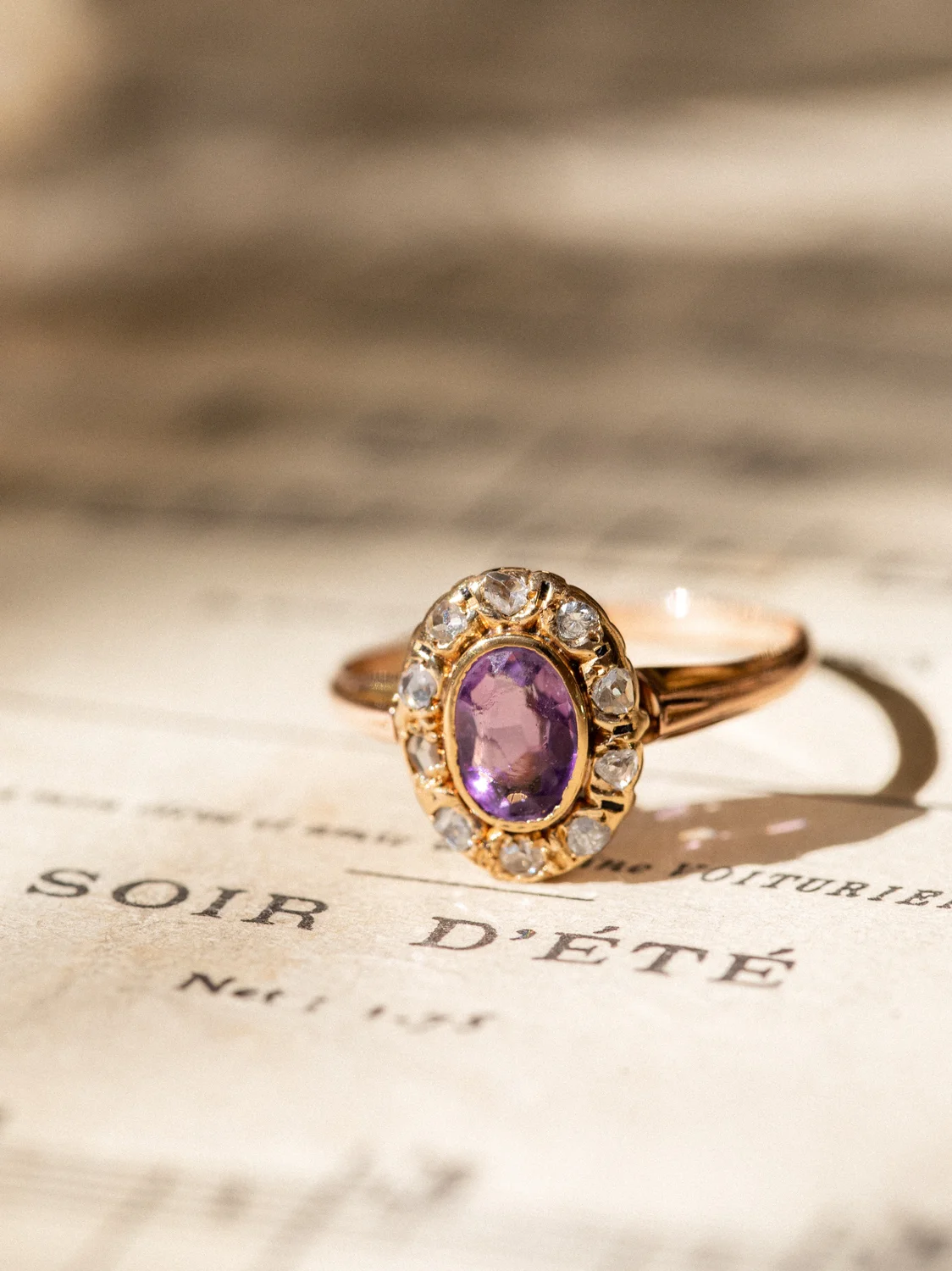 LA VIOLETTE, fascinante bague Pompadour XIXe - Belle Epoque (circa 1880) avec améthyste en serti clos & entourage diamants 💫