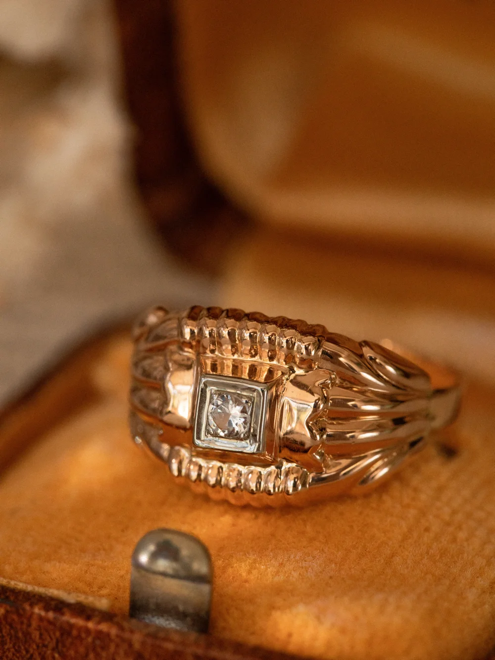 LA VIVIAN, magnifique et iconique bague Tank des années 1940 en or 18 carats godronné et oxyde 💫