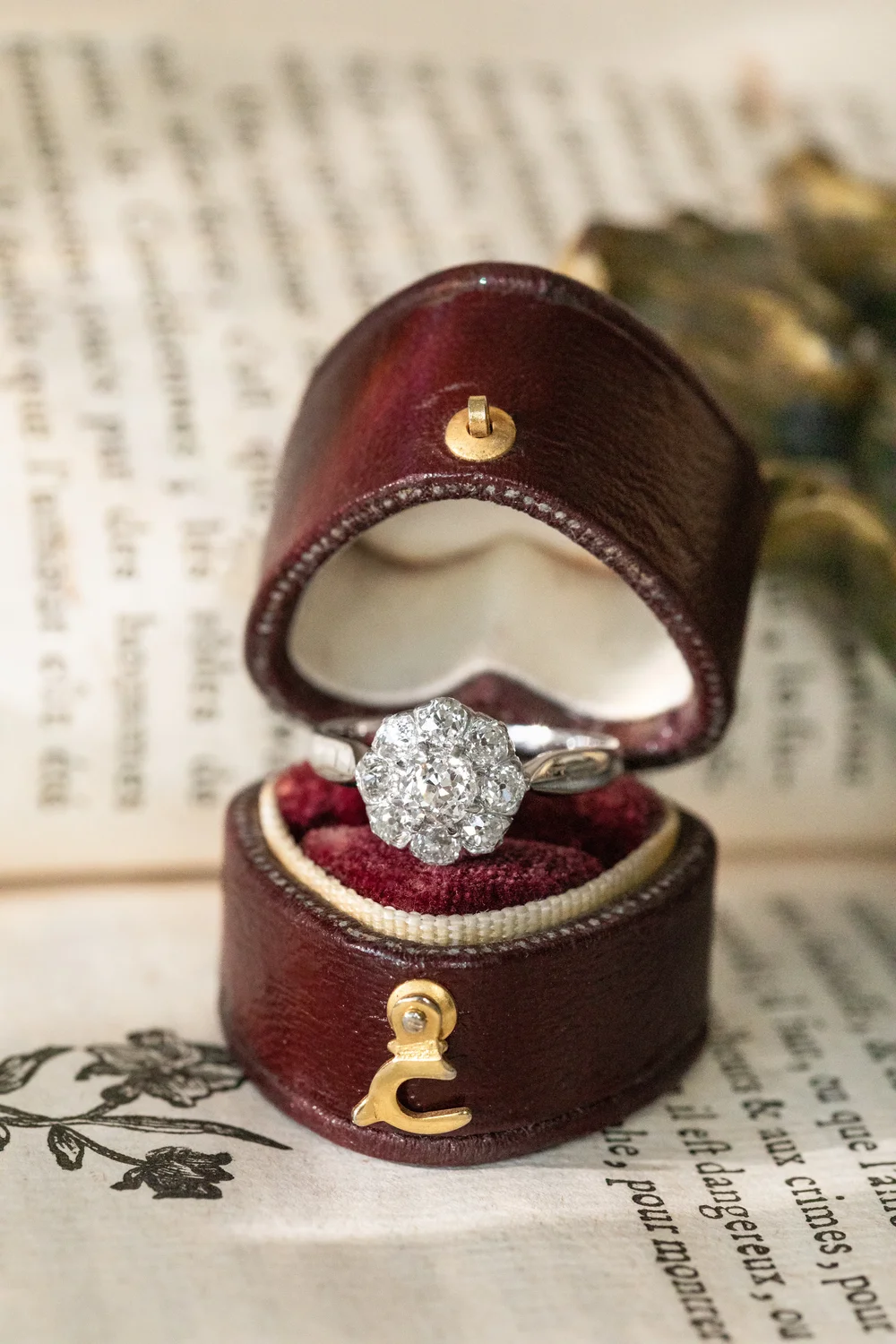 LA MADELEINE, sublime bague de fiançailles Belle Epoque (aux alentours de 1890-1900) en or blanc et diamants scintillants 💫