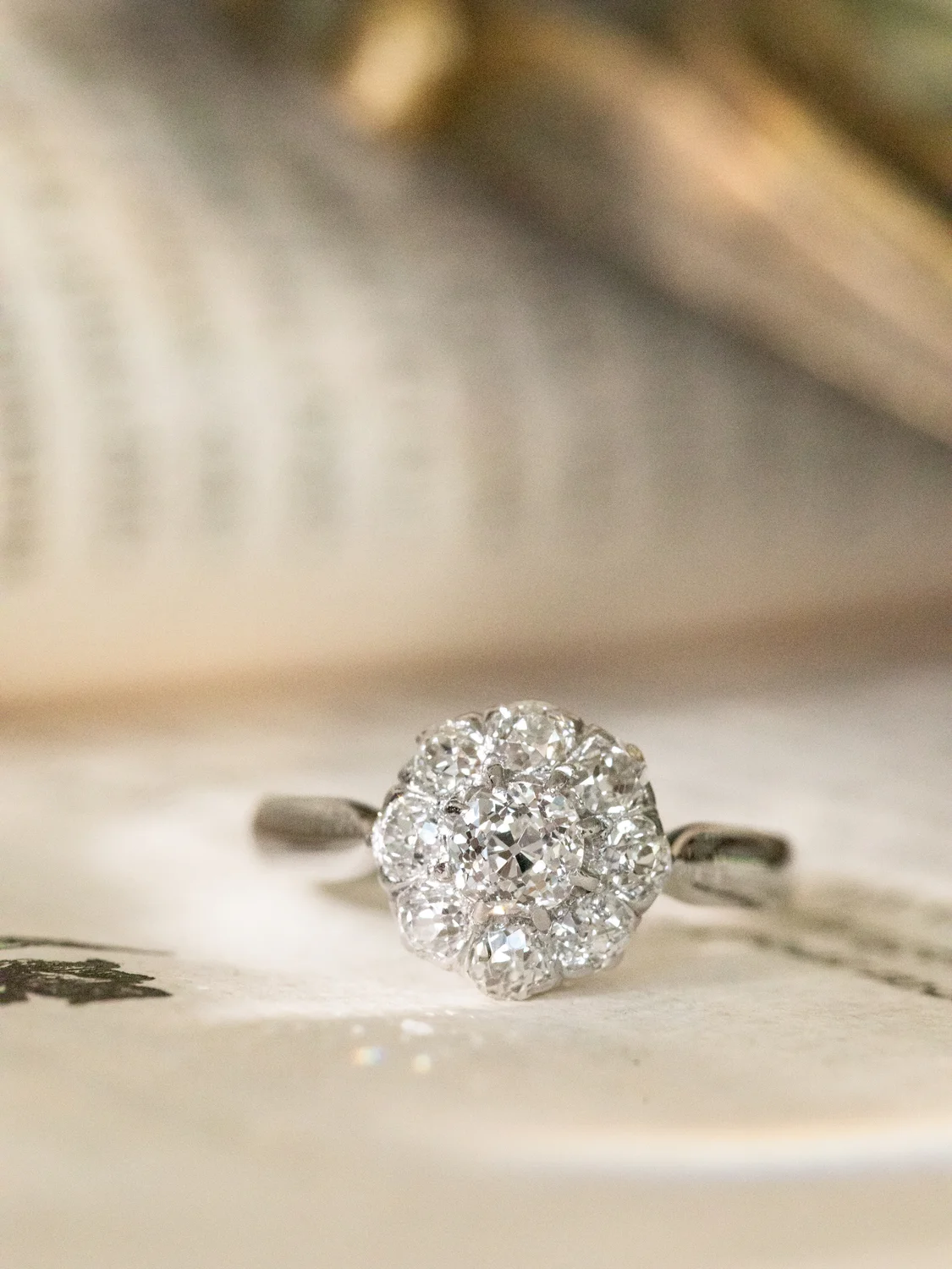 LA MADELEINE, sublime bague de fiançailles Belle Epoque (aux alentours de 1890-1900) en or blanc et diamants scintillants 💫