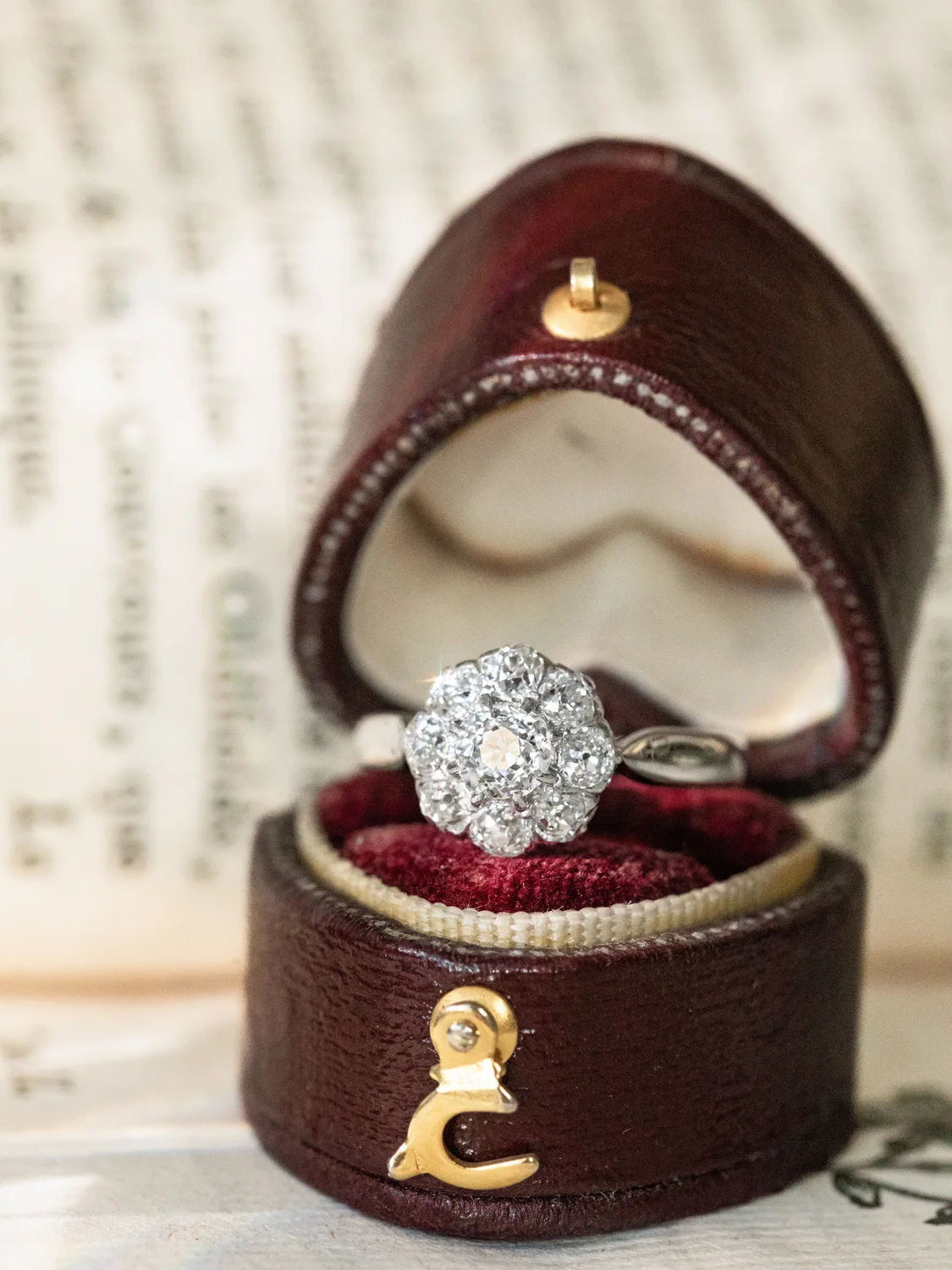 LA MADELEINE, sublime bague de fiançailles Belle Epoque (aux alentours de 1890-1900) en or blanc et diamants scintillants 💫