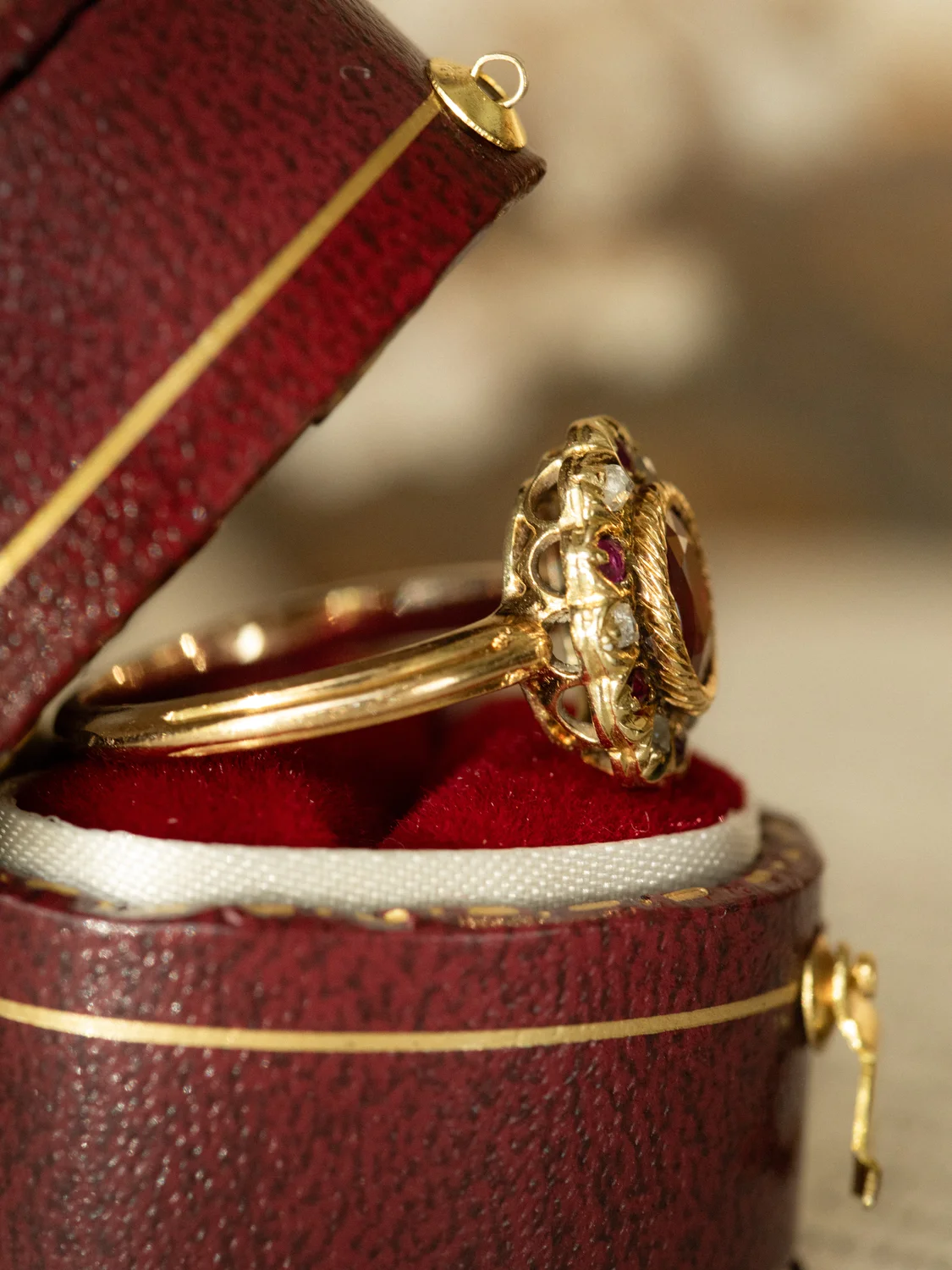 LA MARGOT, sublime bague Pompadour avec rubis en serti clos, entourage rubis & diamants