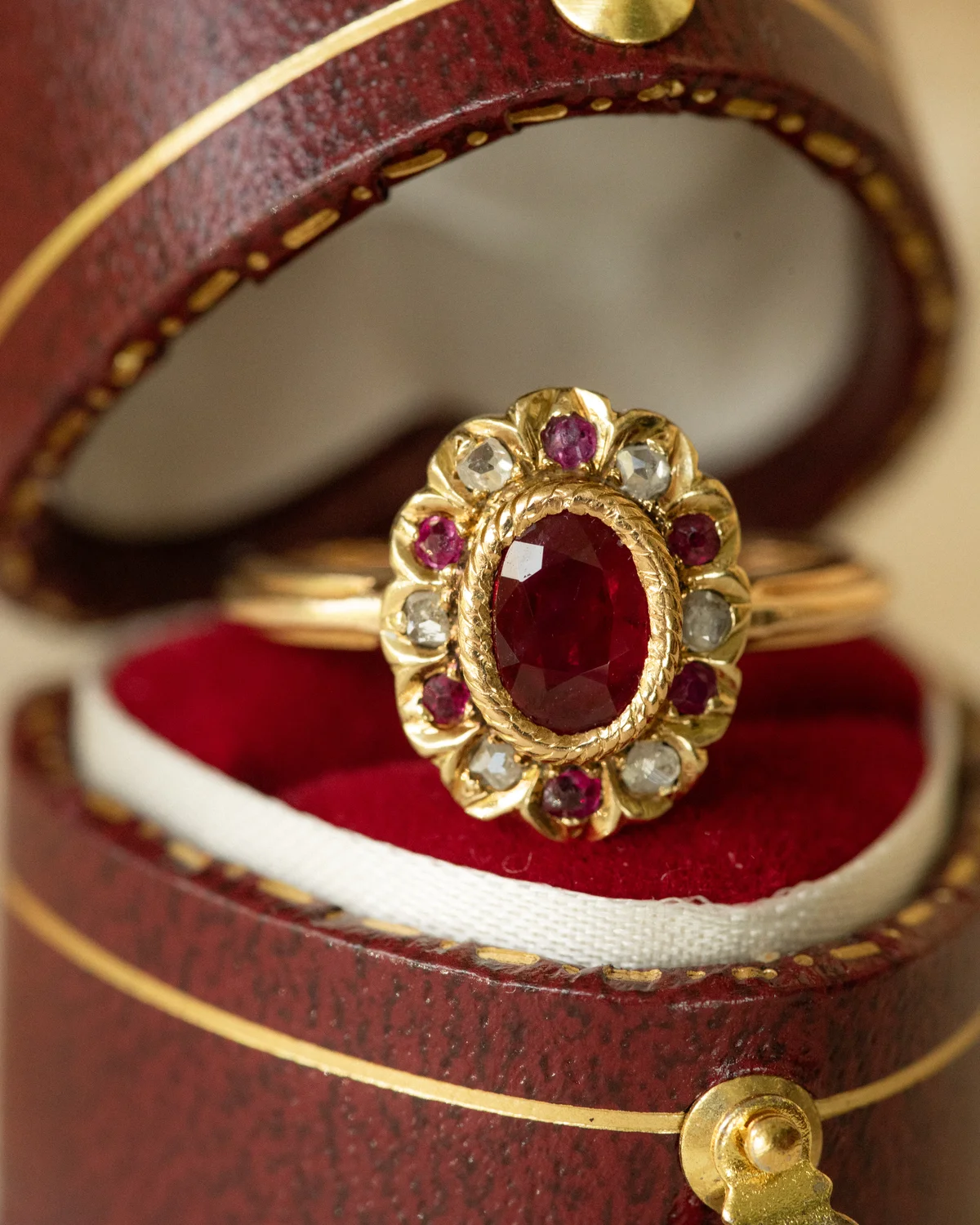 LA MARGOT, sublime bague Pompadour avec rubis en serti clos, entourage rubis & diamants