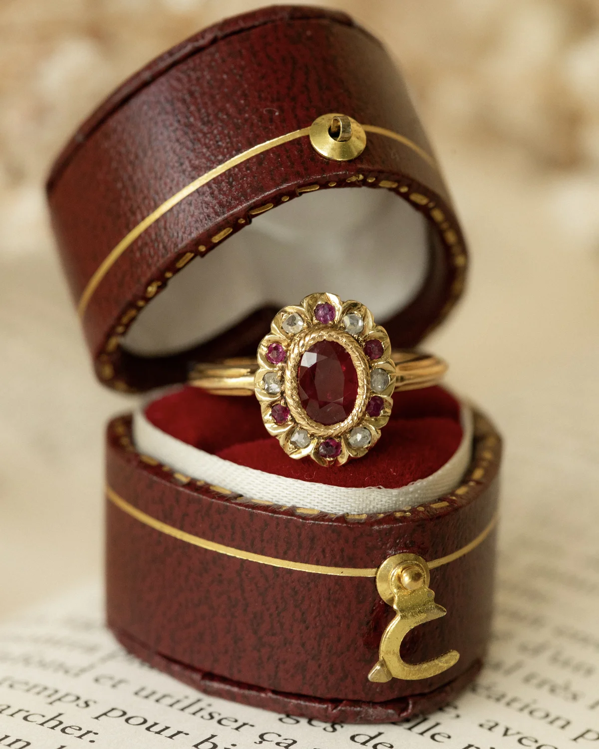 LA MARGOT, sublime bague Pompadour avec rubis en serti clos, entourage rubis & diamants