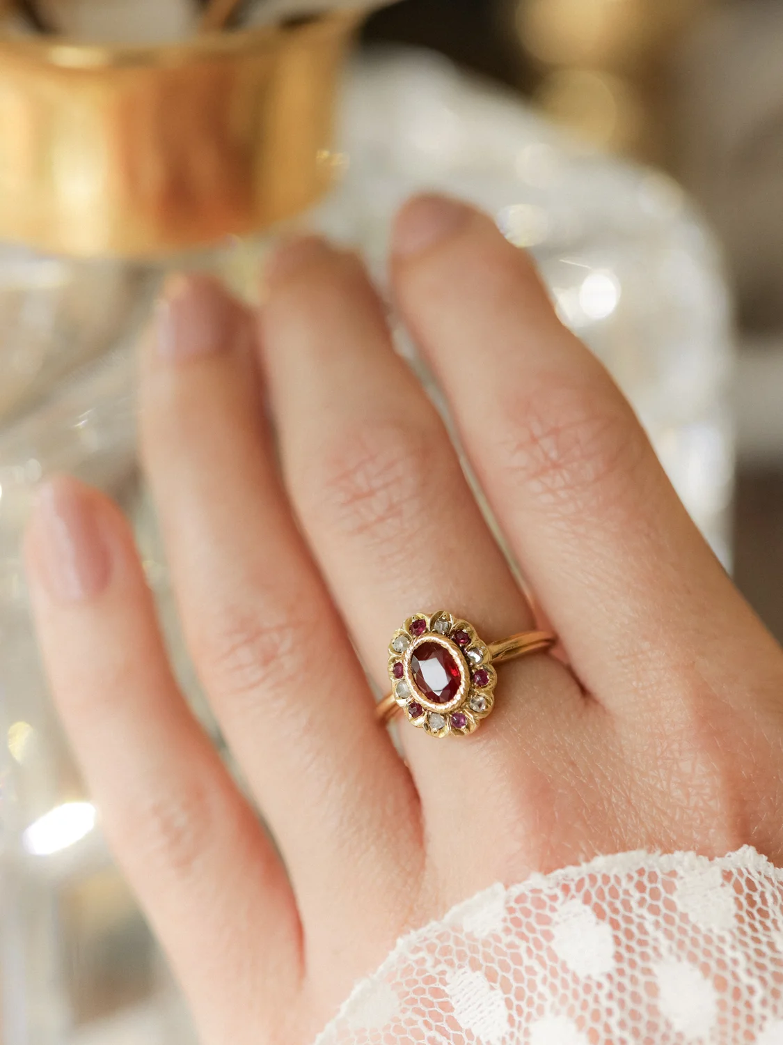 LA MARGOT, sublime bague Pompadour avec rubis en serti clos, entourage rubis & diamants