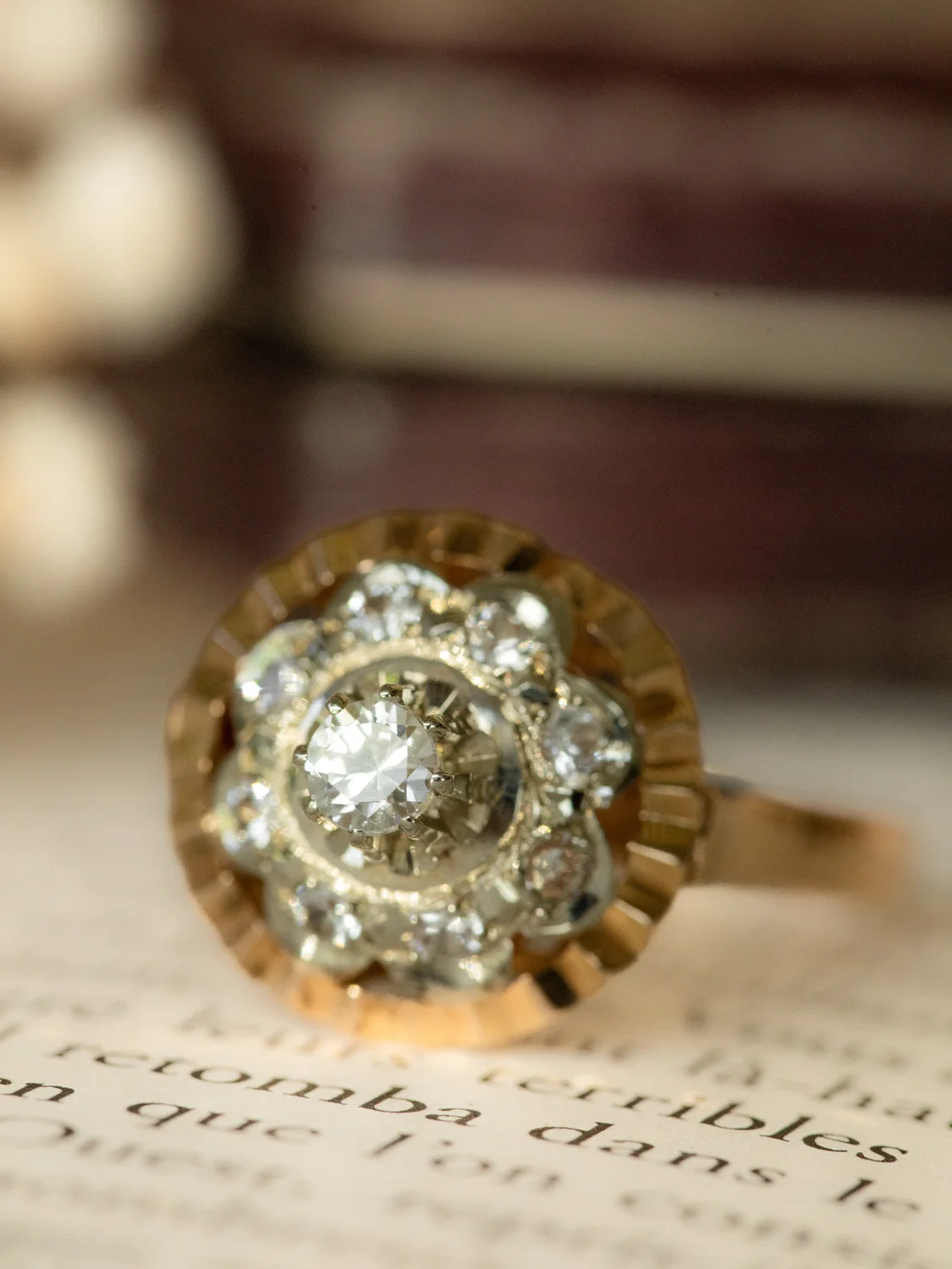 LA HERMIA, éblouissante bague des années 1940 de style Art Déco, en or 18 carats deux tons & pierres blanches 💫