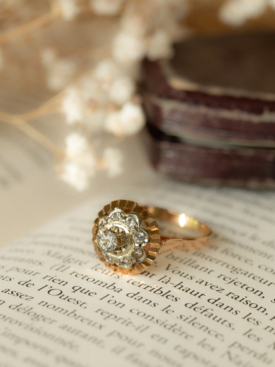 LA HERMIA, éblouissante bague des années 1940 de style Art Déco, en or 18 carats deux tons & pierres blanches 💫