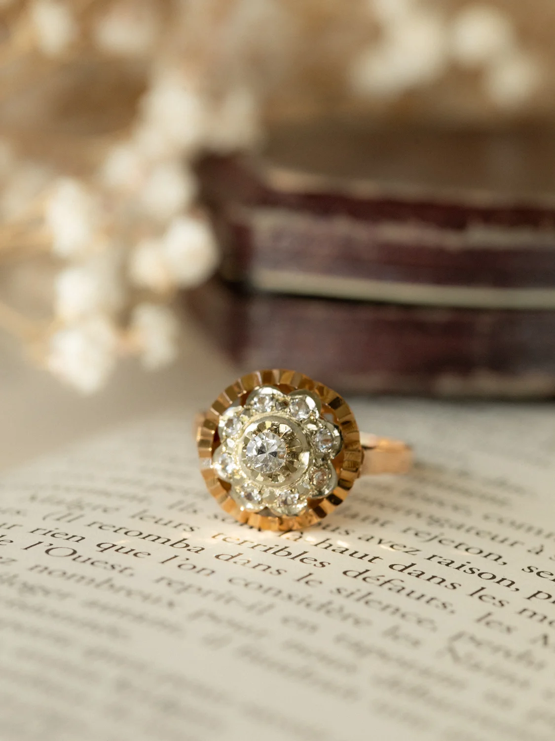 LA HERMIA, éblouissante bague des années 1940 de style Art Déco, en or 18 carats deux tons & pierres blanches 💫
