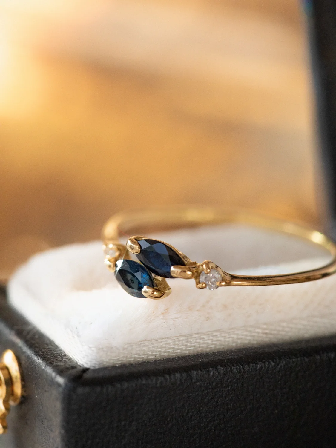 LA THÉTIS, délicate bague Toi & Moi en saphirs et diamants 💫