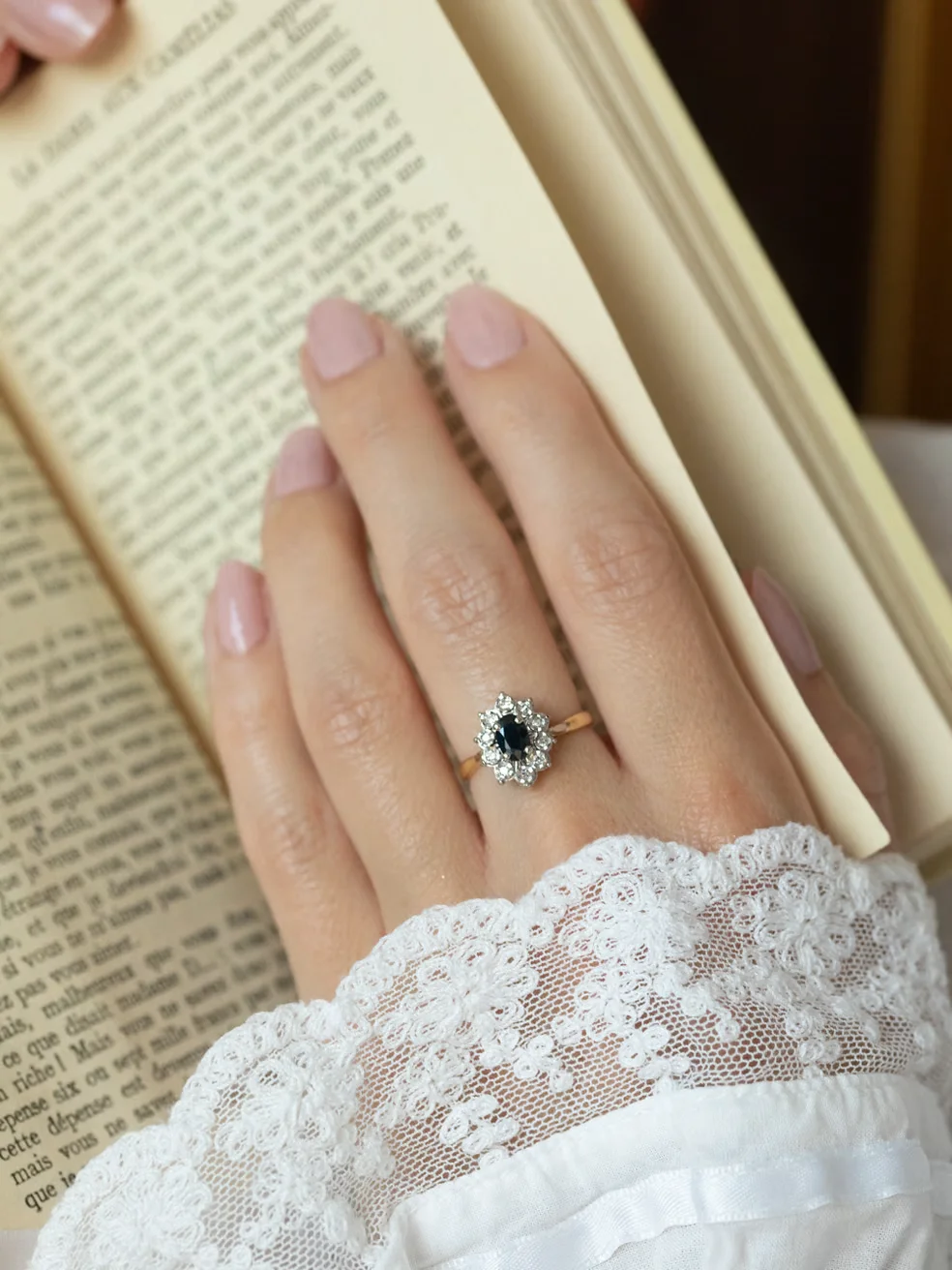 LA LÉLIA, magnifique bague marquise deux ors, saphir de minuit & diamants