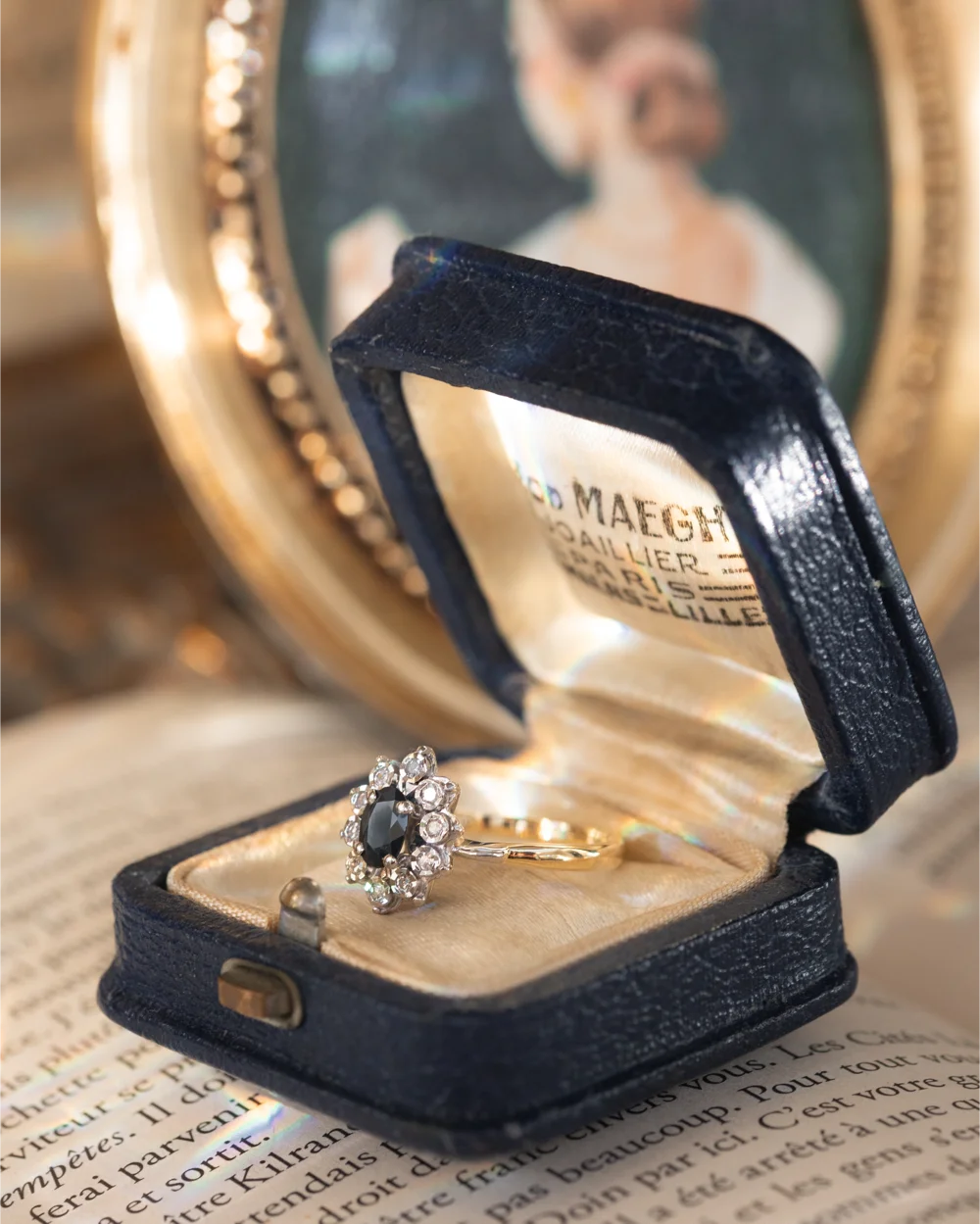 LA LÉLIA, magnifique bague marquise deux ors, saphir de minuit & diamants