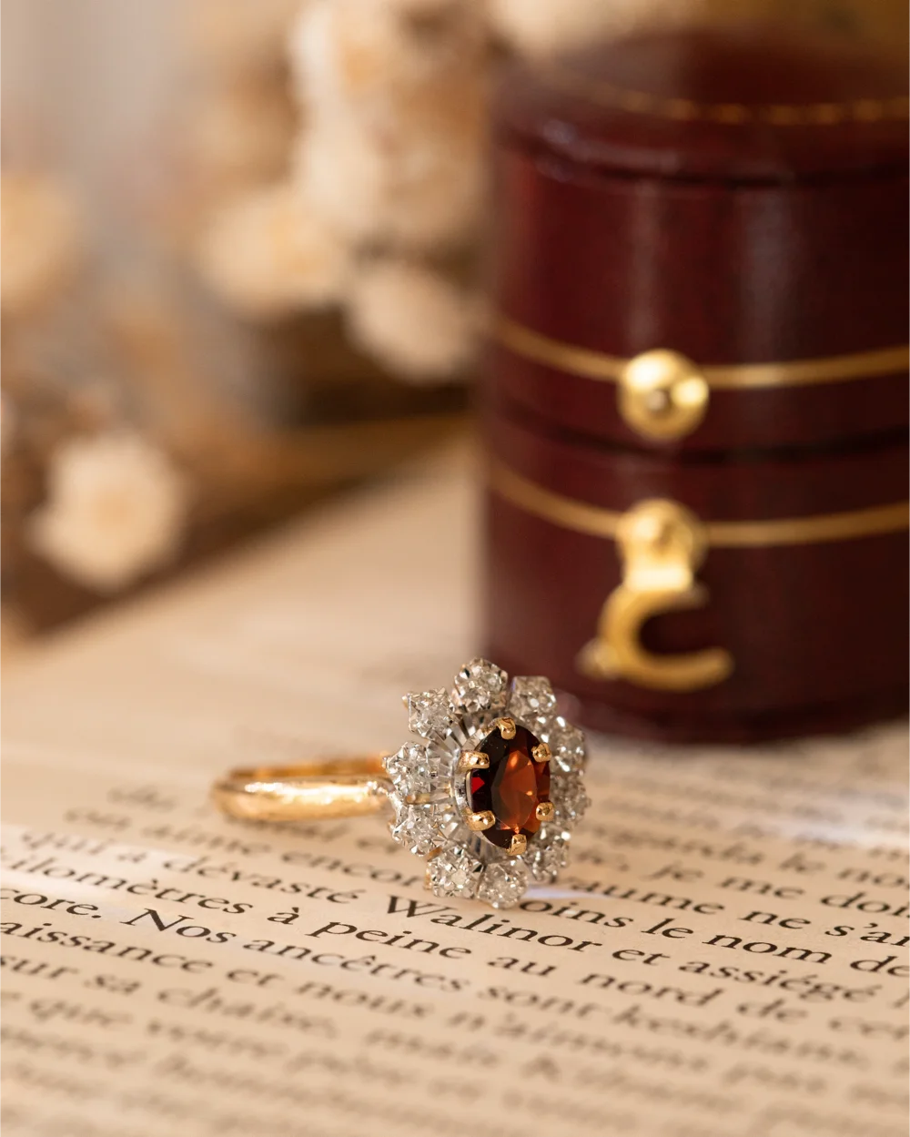 LA REBECCA, fascinante bague marquise grenat & diamants 💫