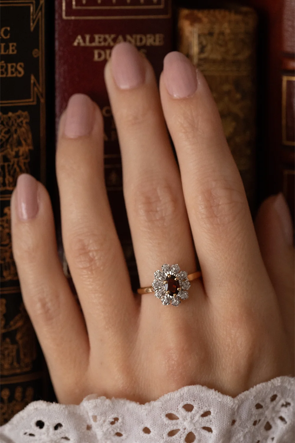 LA REBECCA, fascinante bague marquise grenat & diamants 💫