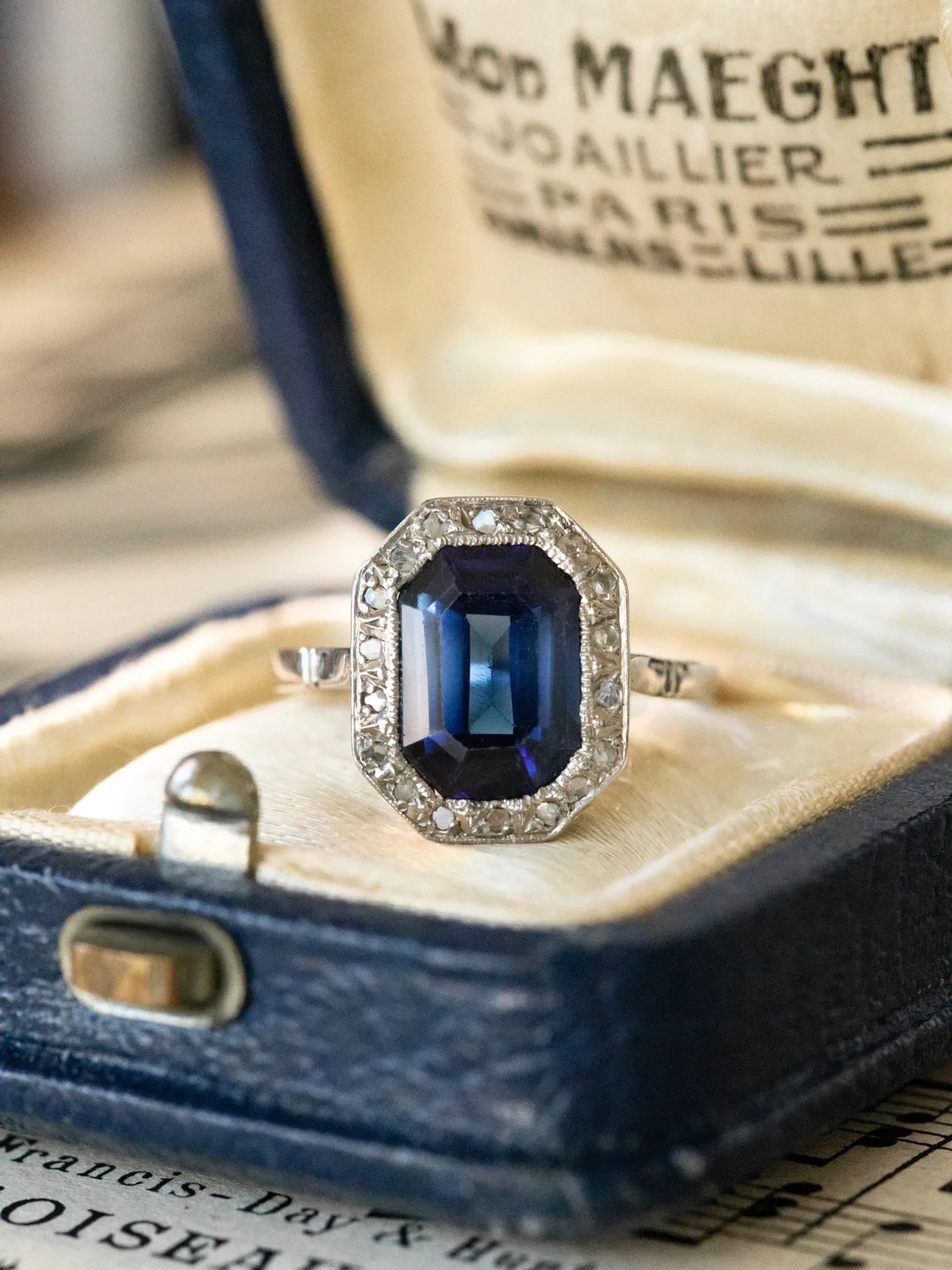 LA SUZY, magnifique bague octogonale Art Déco (circa 1930) en or gris, saphir & diamants 💫