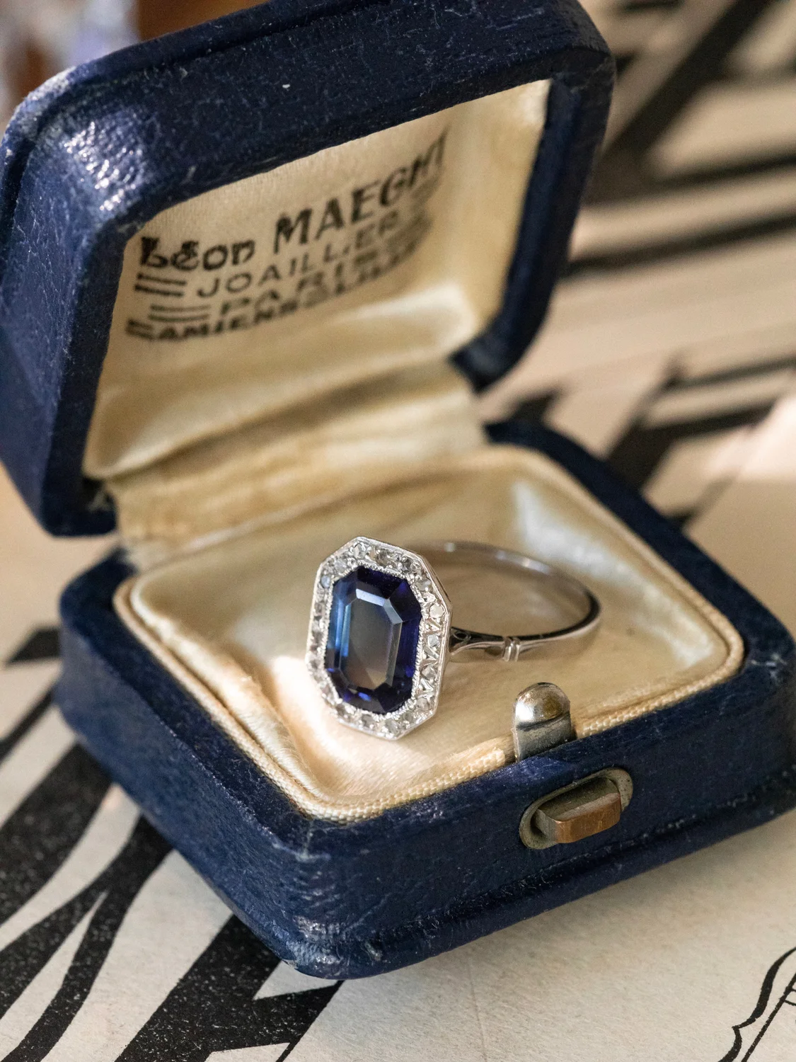 LA SUZY, magnifique bague octogonale Art Déco (circa 1930) en or gris, saphir & diamants 💫