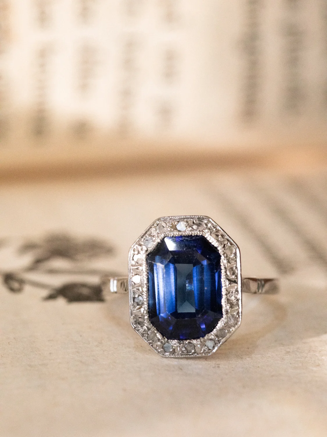LA SUZY, magnifique bague octogonale Art Déco (circa 1930) en or gris, saphir & diamants 💫