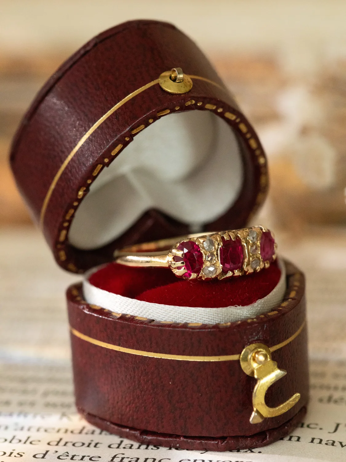 LA PAÏVA, sublime bague jarretière Belle Époque en rubis et diamants 💫