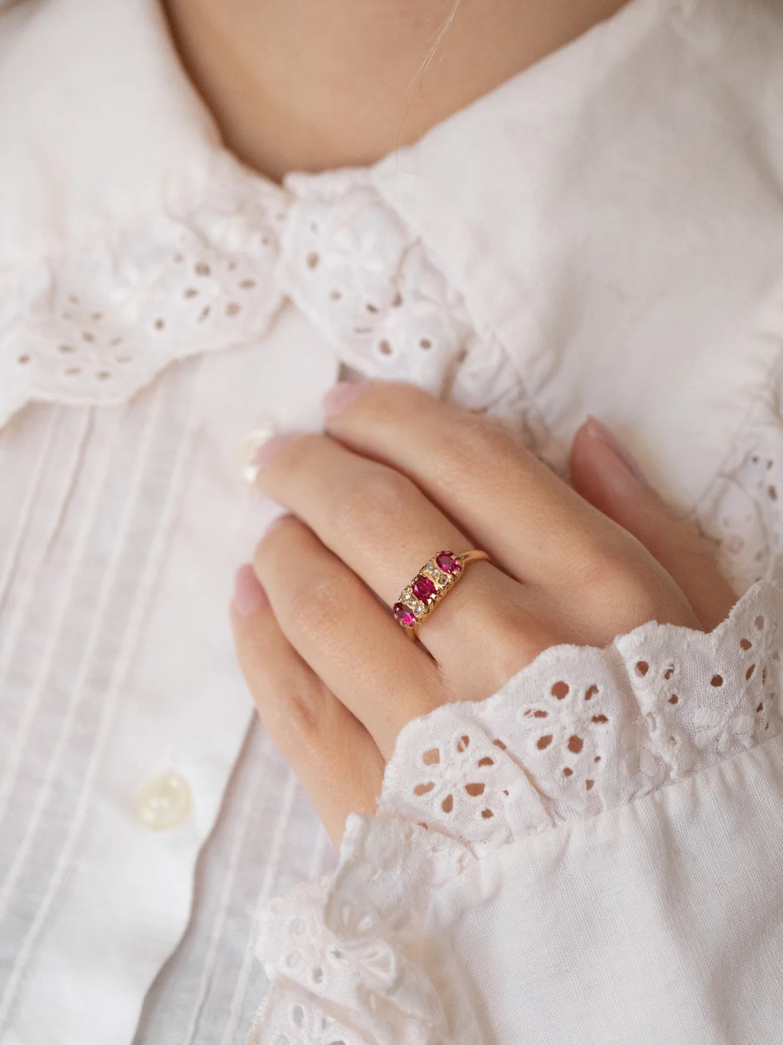 LA PAÏVA, sublime bague jarretière Belle Époque en rubis et diamants 💫