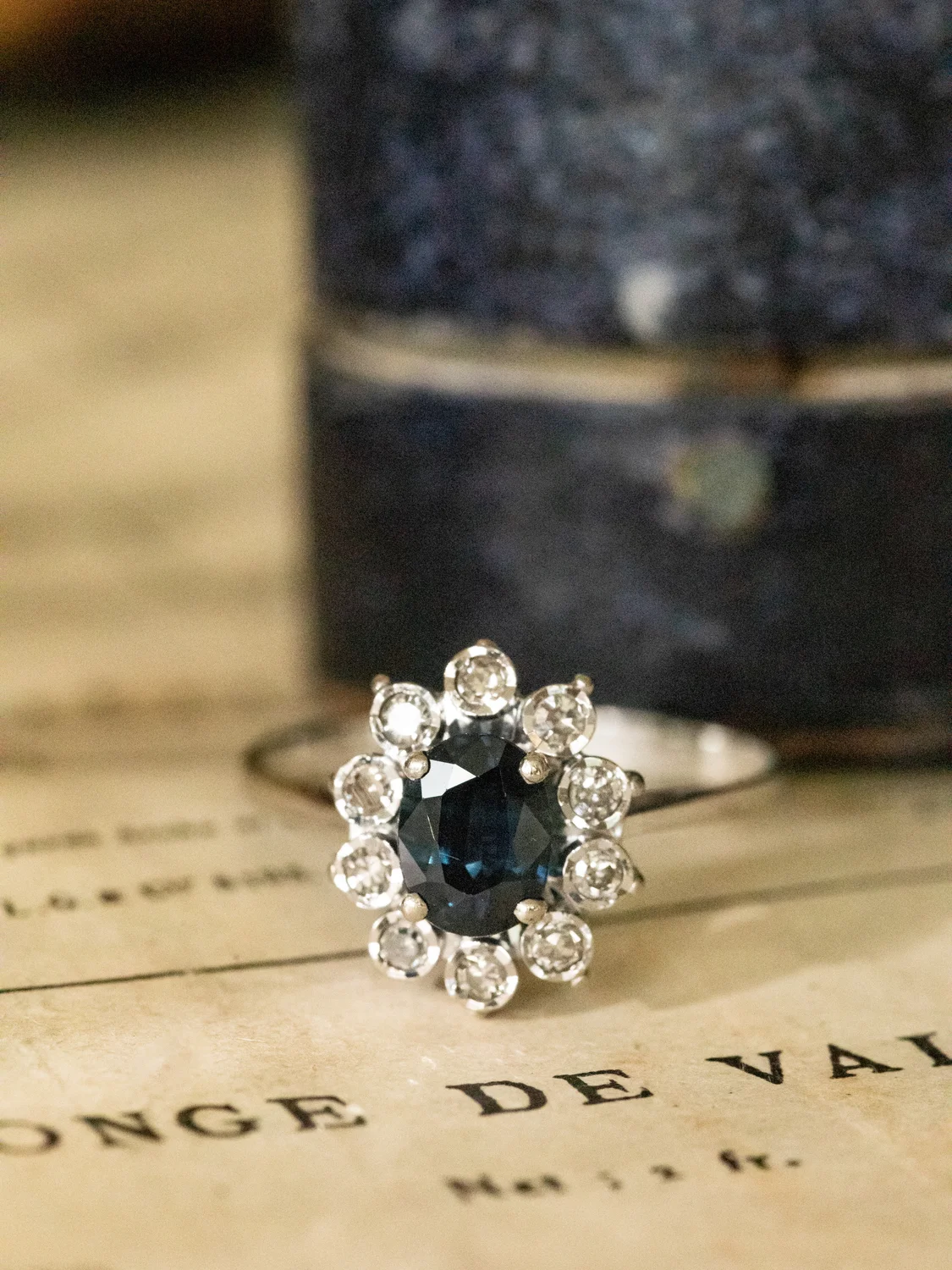 LA EULALIE, fascinante bague Pompadour (milieu XXe siècle) or blanc 18 carats, saphir bleu nuit & entourage de 10 diamants 💫