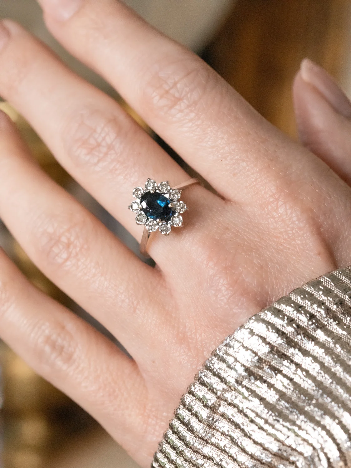 LA EULALIE, fascinante bague Pompadour (milieu XXe siècle) or blanc 18 carats, saphir bleu nuit & entourage de 10 diamants 💫
