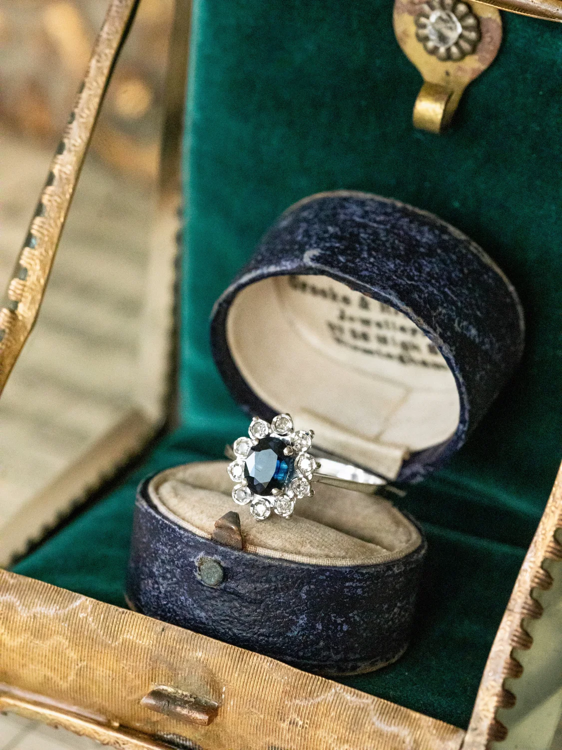 LA EULALIE, fascinante bague Pompadour (milieu XXe siècle) or blanc 18 carats, saphir bleu nuit & entourage de 10 diamants 💫