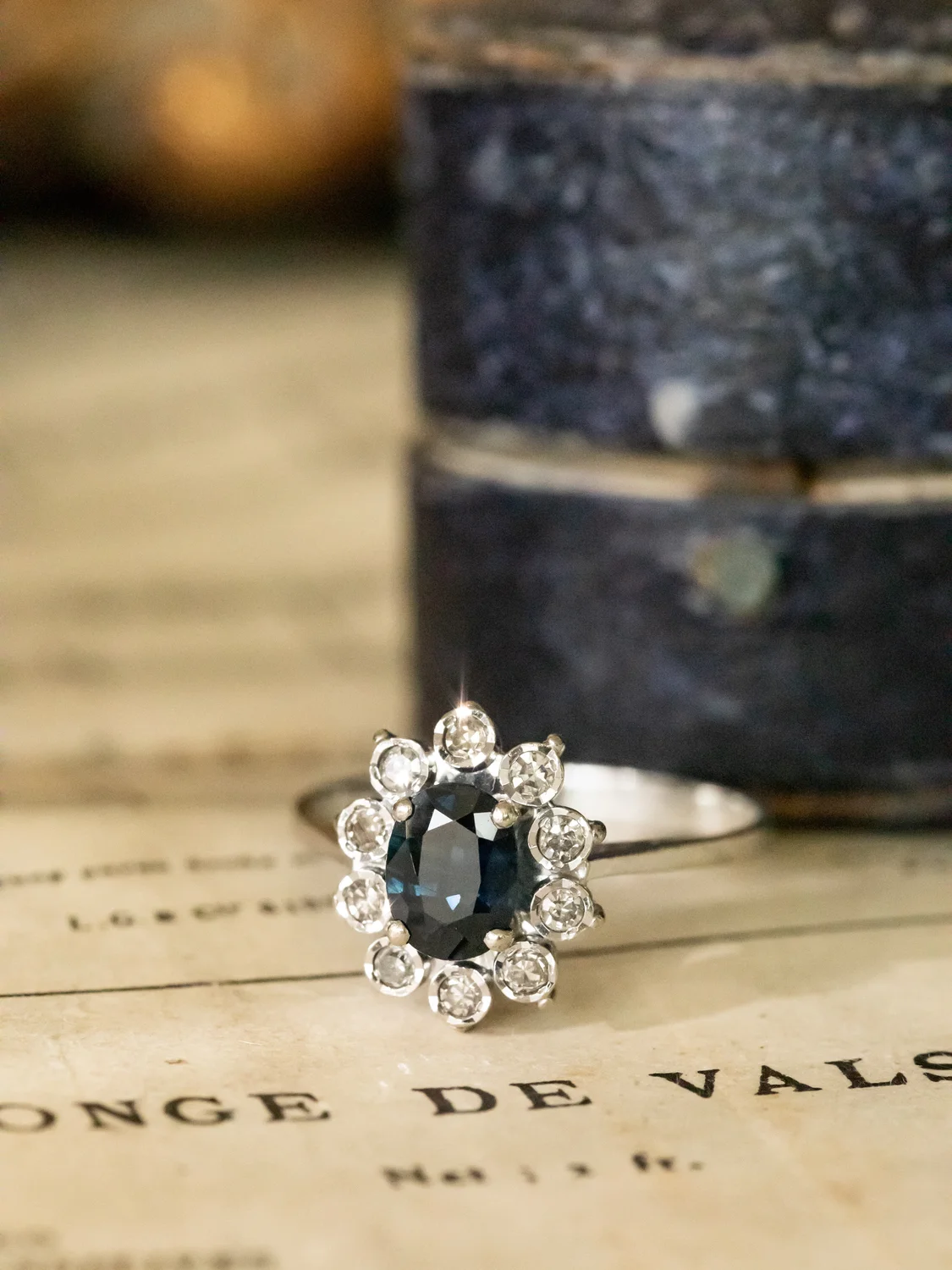 LA EULALIE, fascinante bague Pompadour (milieu XXe siècle) or blanc 18 carats, saphir bleu nuit & entourage de 10 diamants 💫
