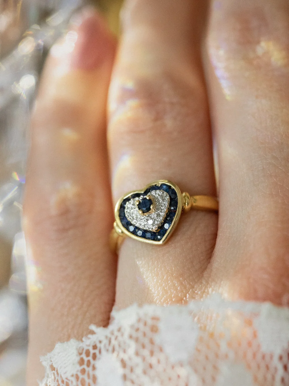 LA LOU, adorable bague cœur en deux ors, saphirs & diamants
