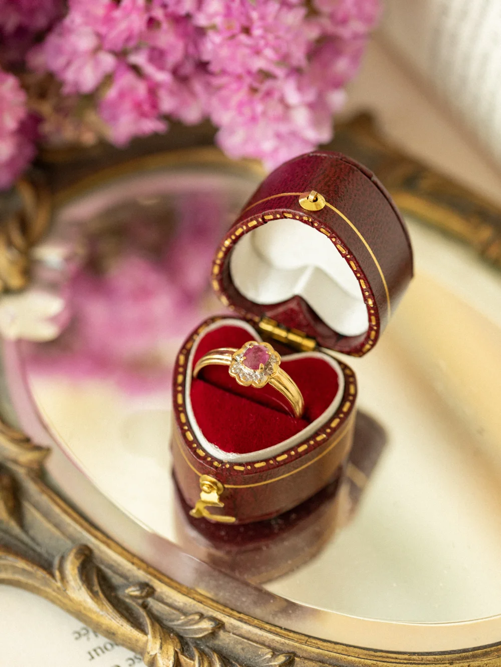 LA MATHILDE, adorable et délicate bague fleur en rubis & éclats de diamants 💫