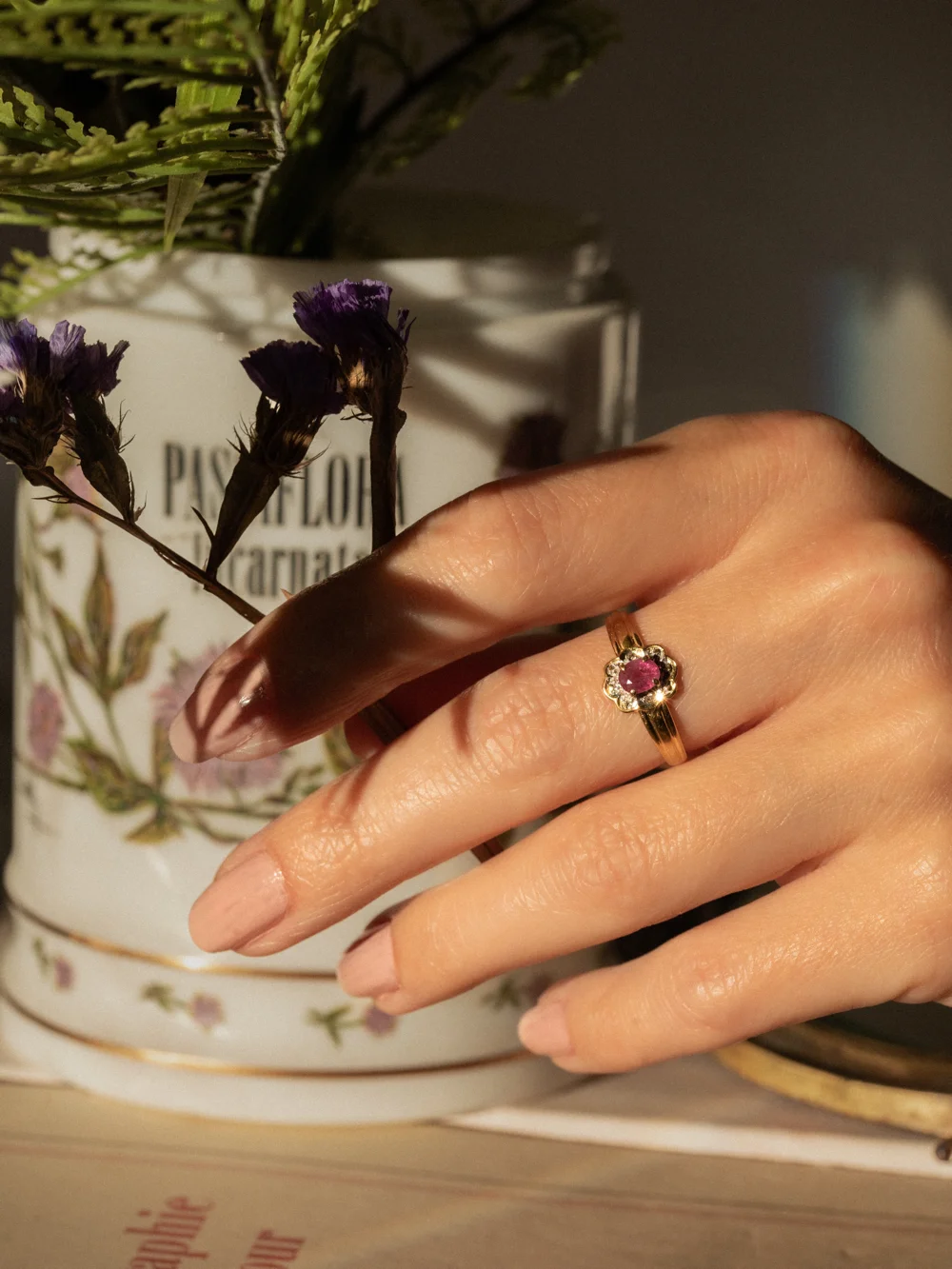 LA MATHILDE, adorable et délicate bague fleur en rubis & éclats de diamants 💫