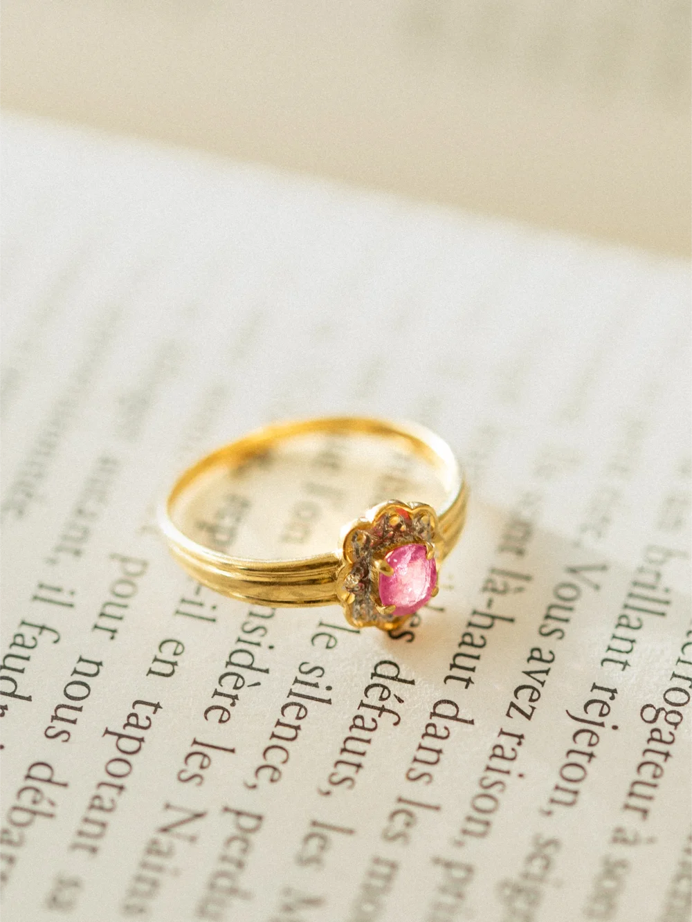 LA MATHILDE, adorable et délicate bague fleur en rubis & éclats de diamants 💫