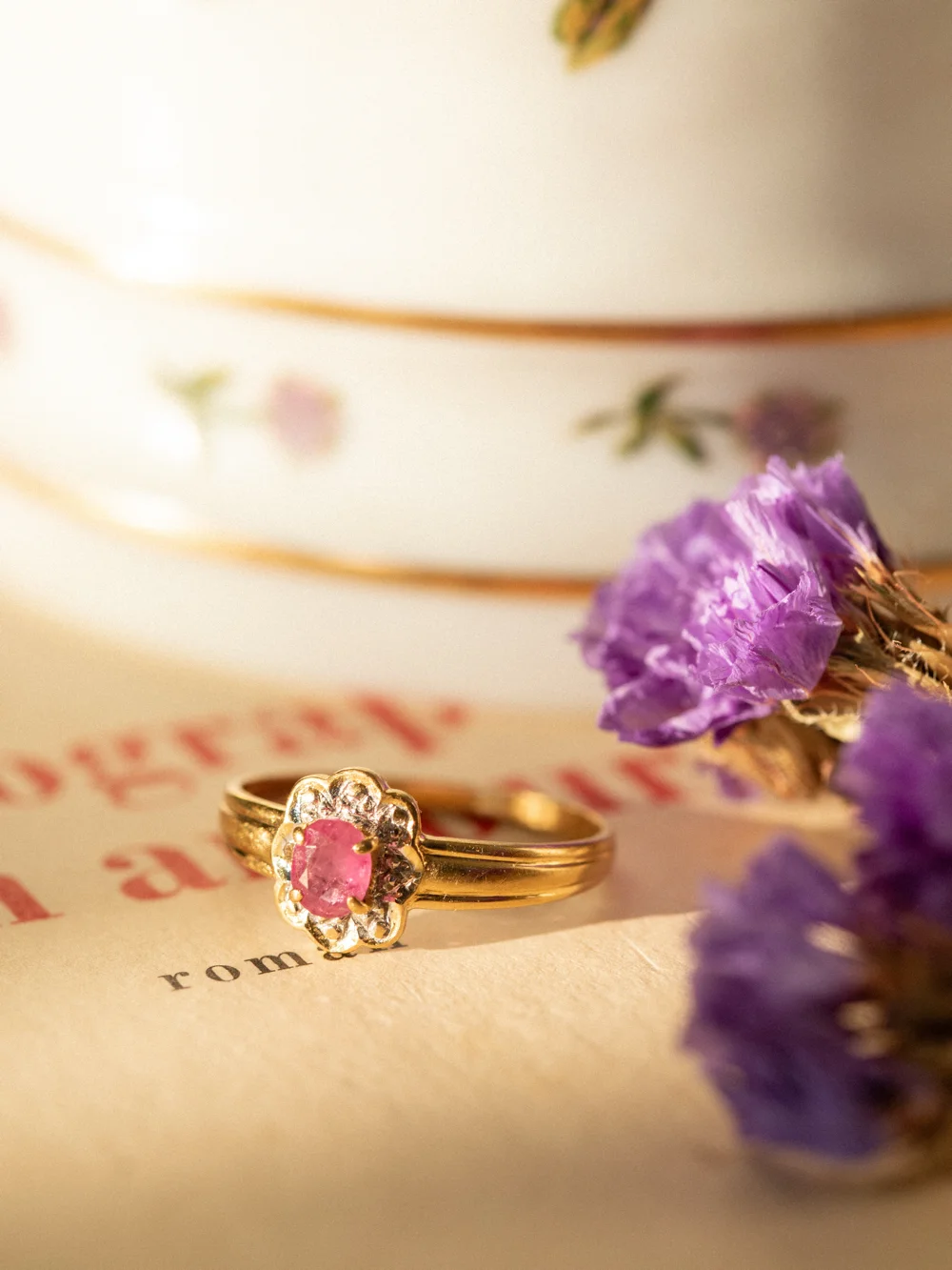 LA MATHILDE, adorable et délicate bague fleur en rubis & éclats de diamants 💫