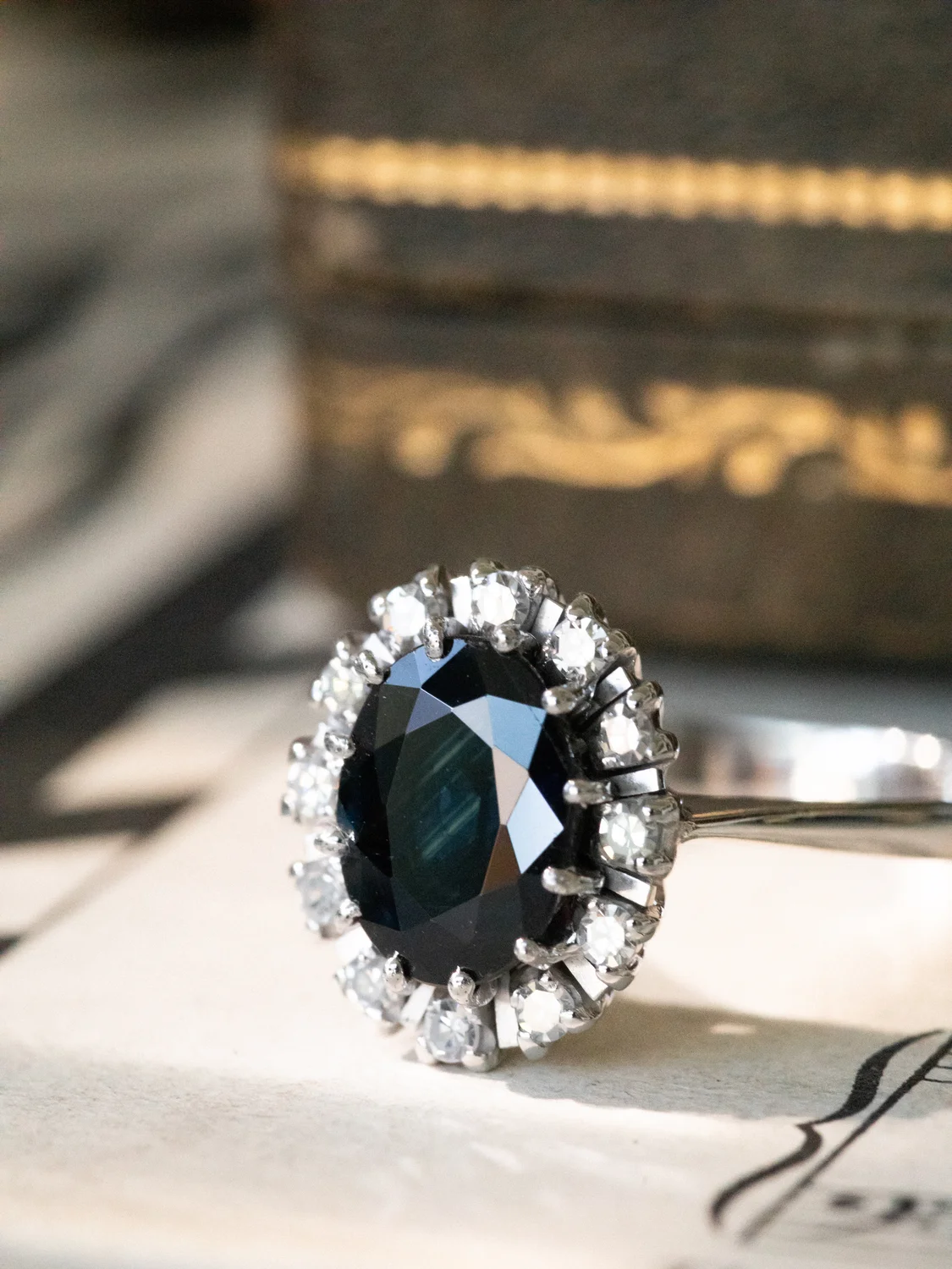 LA AURÉLIA, sublime et mystérieuse bague Pompadour en or blanc 18 carats, saphir de minuit & diamants 💫