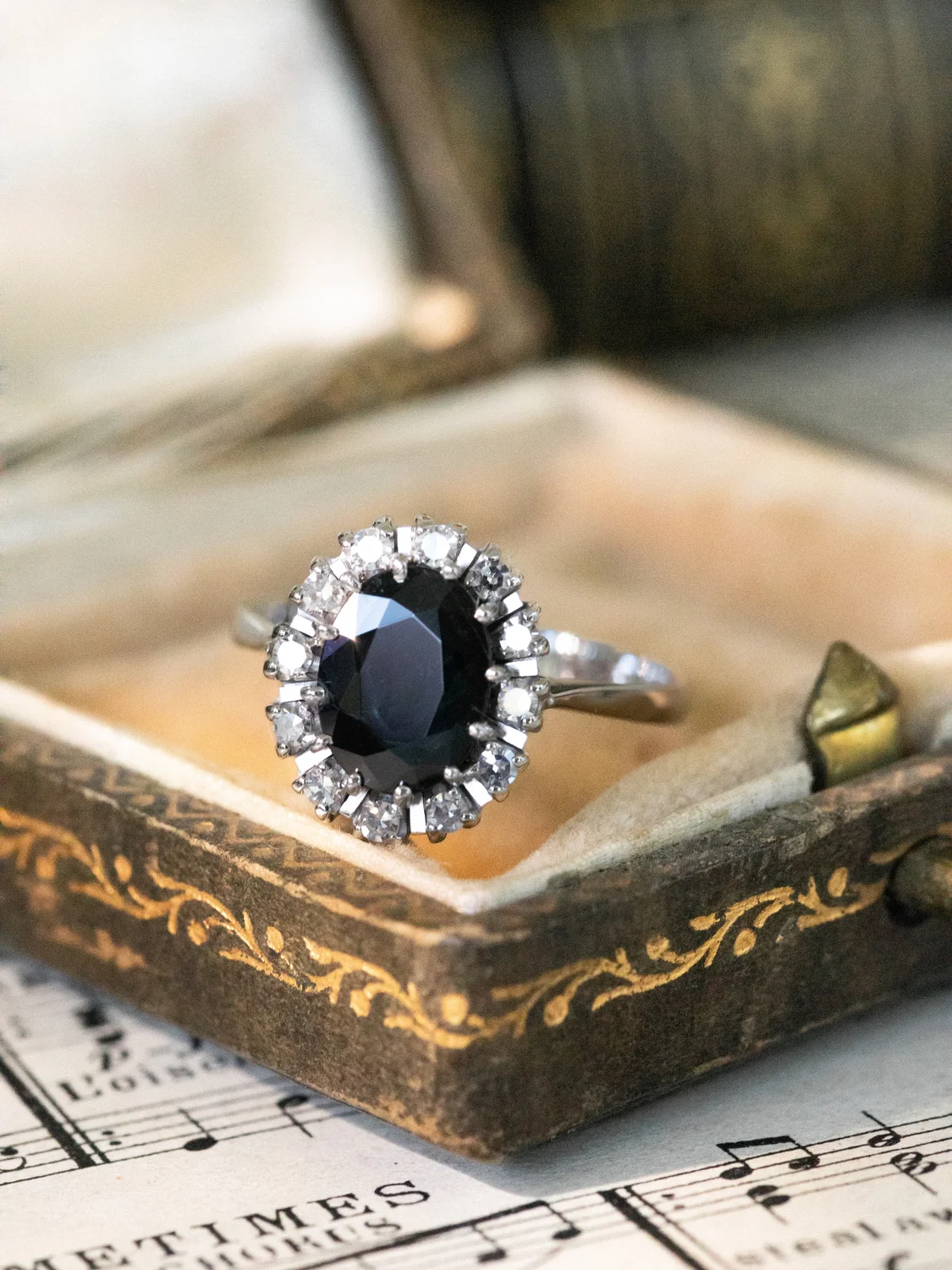 LA AURÉLIA, sublime et mystérieuse bague Pompadour en or blanc 18 carats, saphir de minuit & diamants 💫