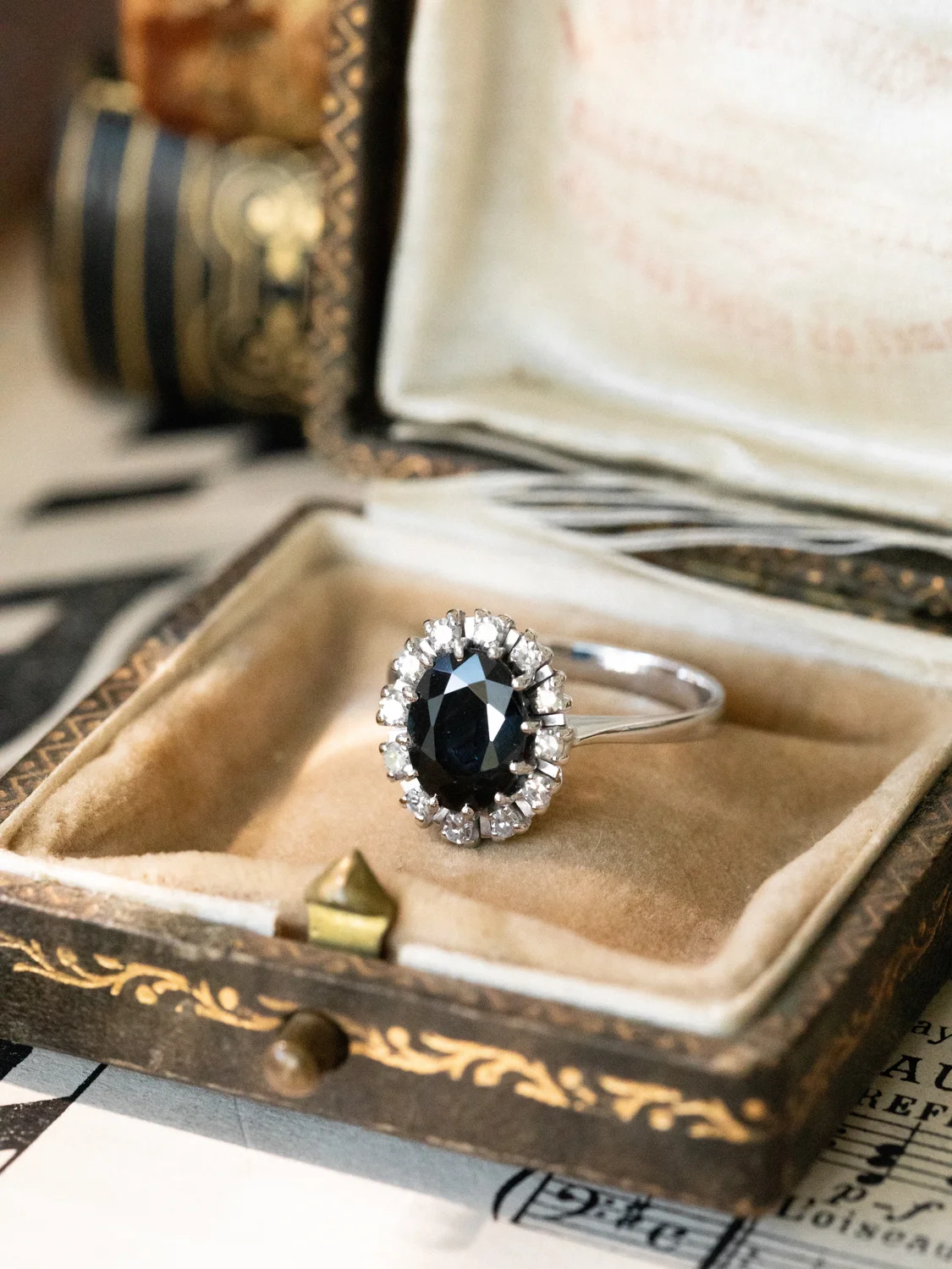 LA AURÉLIA, sublime et mystérieuse bague Pompadour en or blanc 18 carats, saphir de minuit & diamants 💫