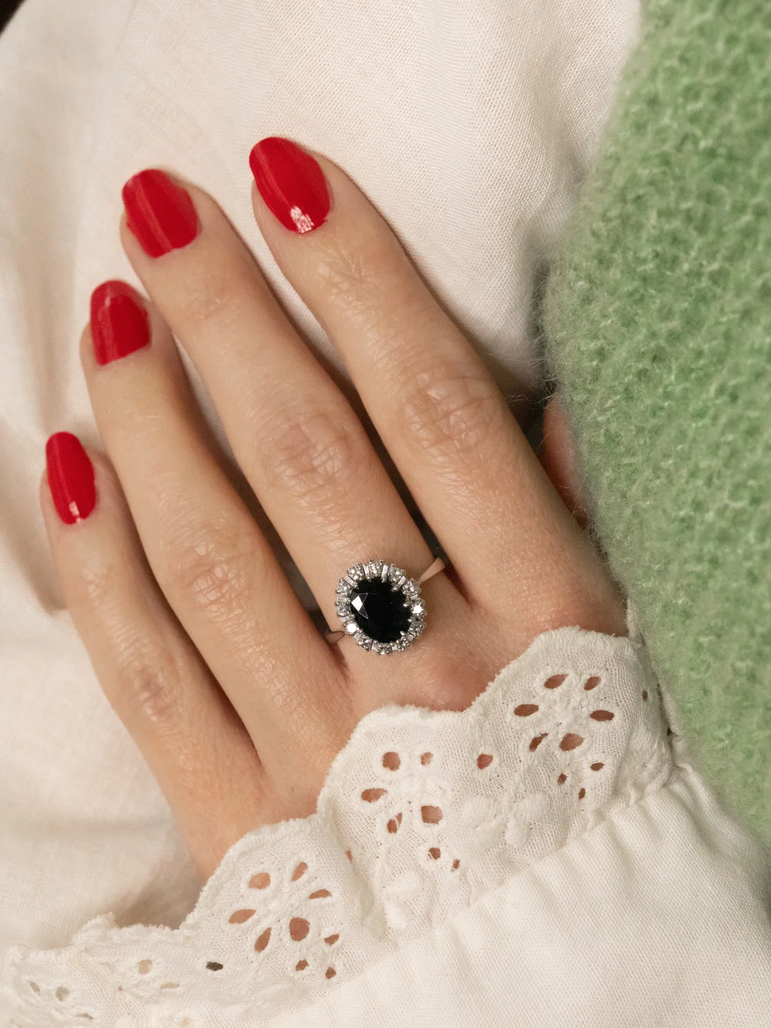 LA AURÉLIA, sublime et mystérieuse bague Pompadour en or blanc 18 carats, saphir de minuit & diamants 💫