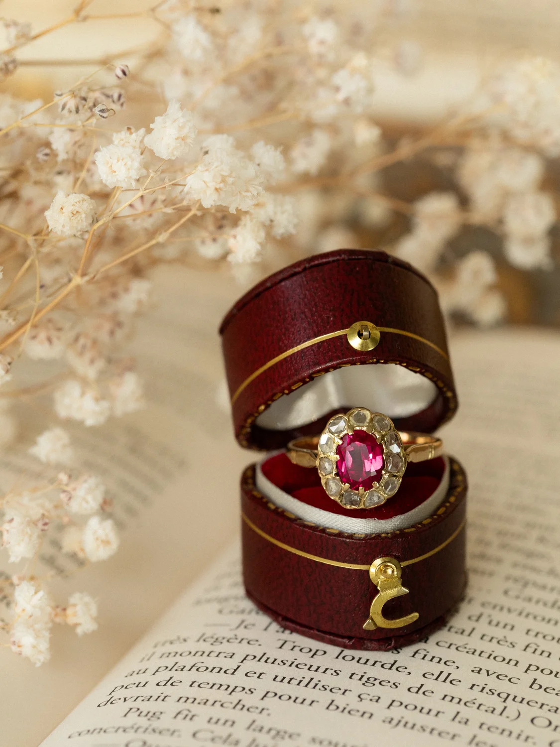 LA ROXANE, merveilleuse bague Pompadour avec rubis et entourage diamants 💫