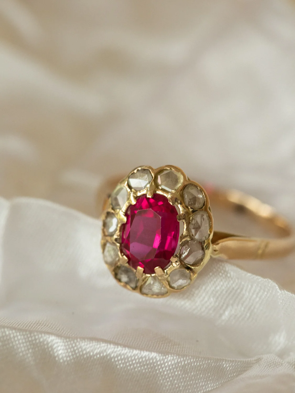 LA ROXANE, merveilleuse bague Pompadour avec rubis et entourage diamants 💫