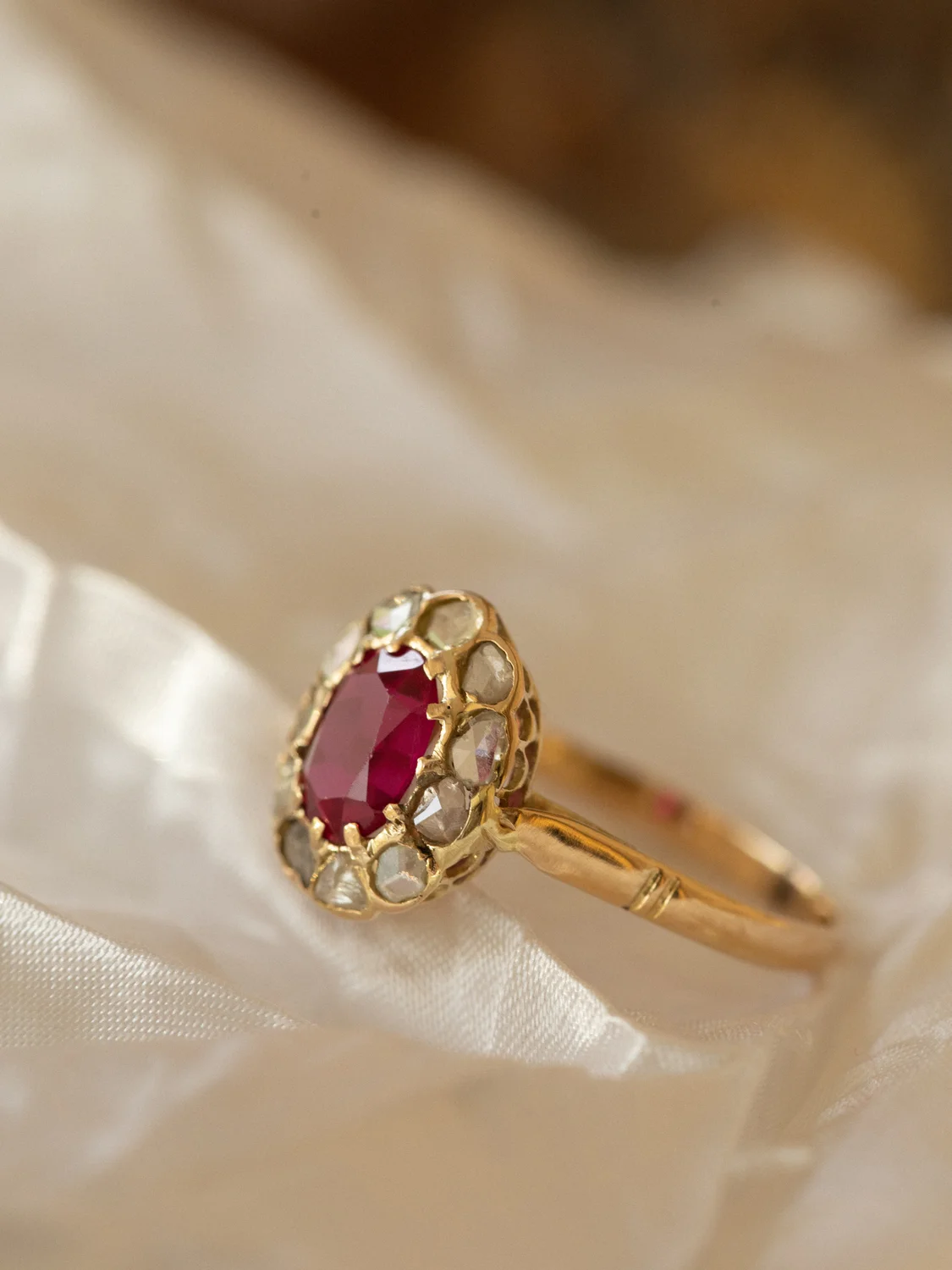 LA ROXANE, merveilleuse bague Pompadour avec rubis et entourage diamants 💫