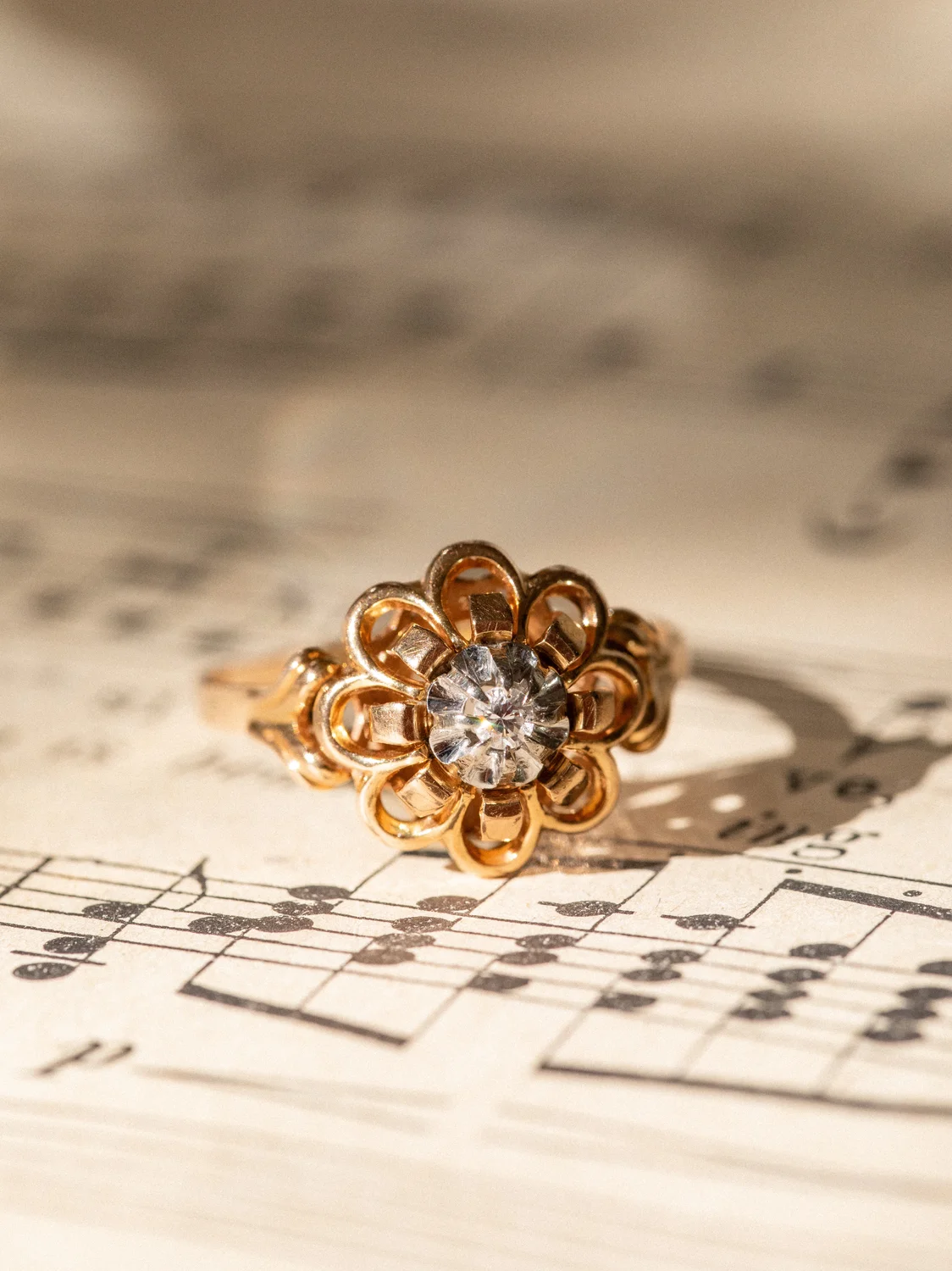 LA HENRIETTE, sublime bague fleur du début du XXe siècle en or 18 carats et diamant 💫