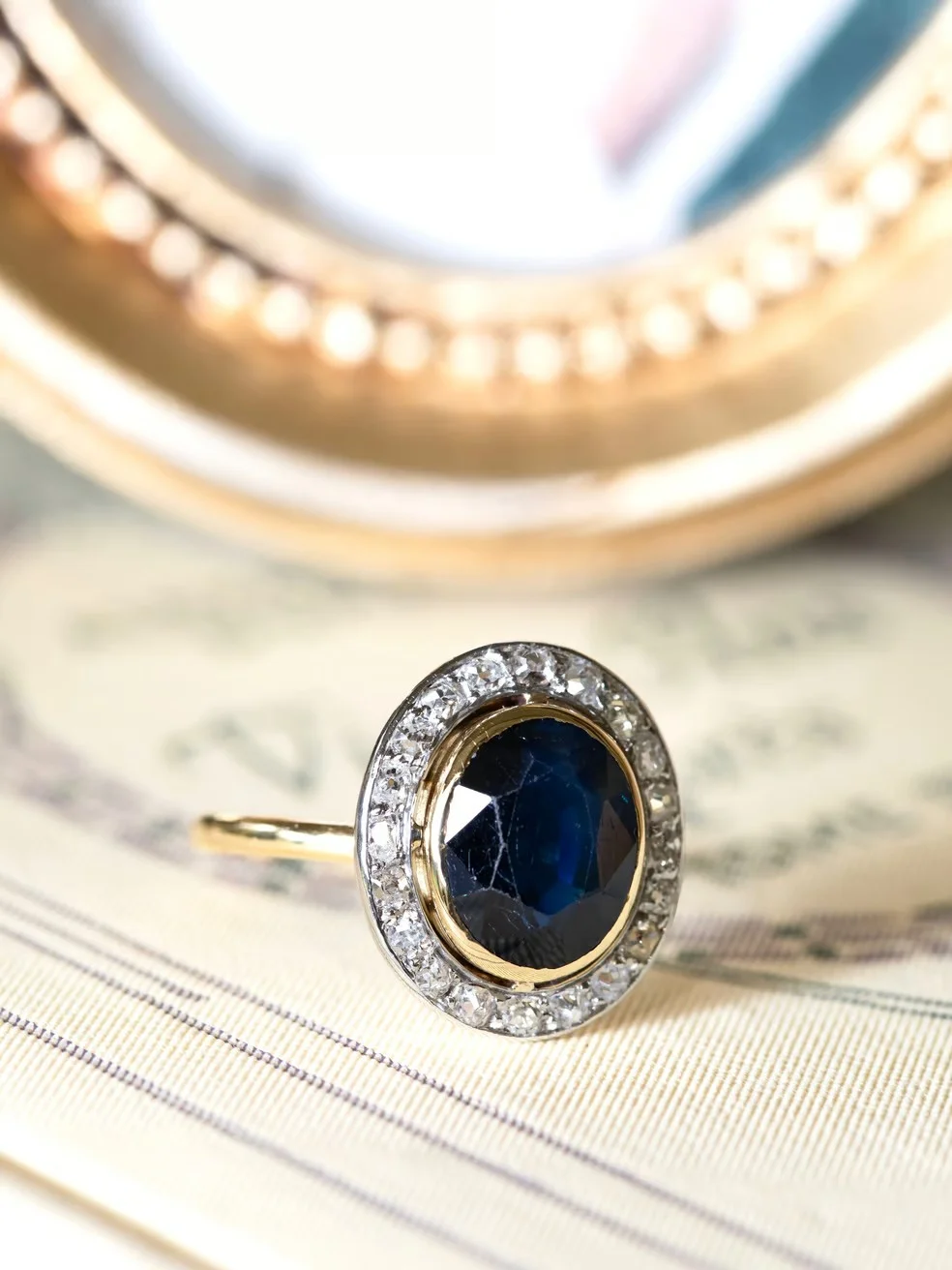 LA ISABELLA, sublime bague halo début XXe (circa 1910) en or 18 carats deux tons, saphir en serti clos & diamants 💫
