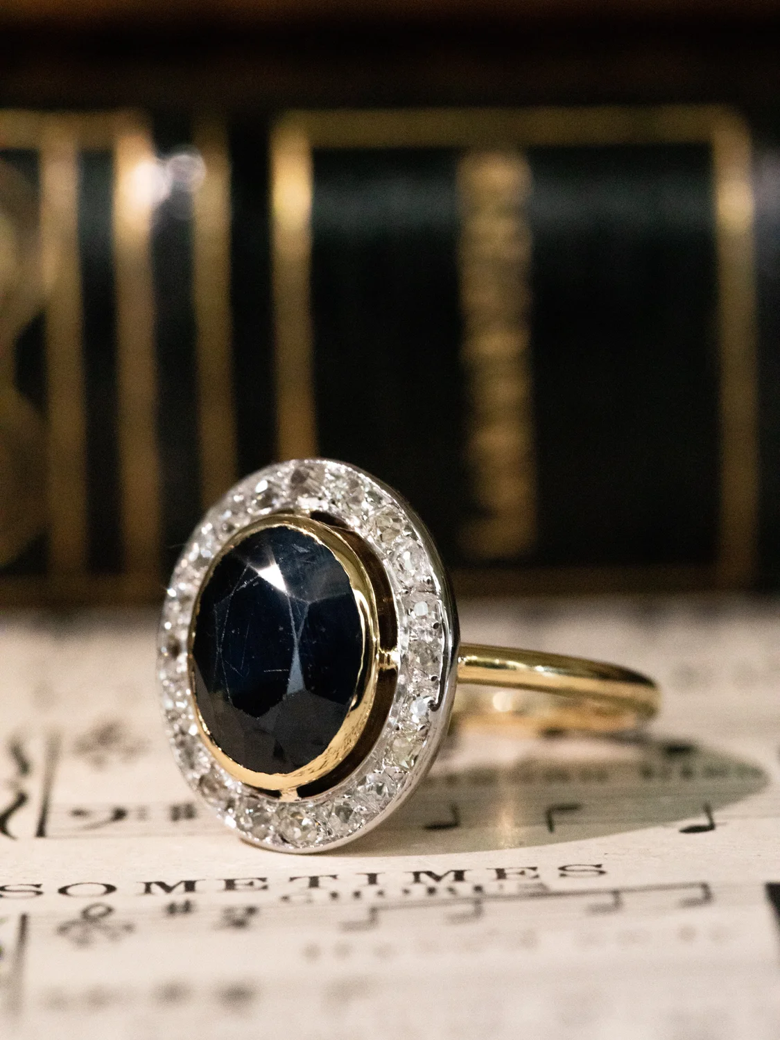 LA ISABELLA, sublime bague halo début XXe (circa 1910) en or 18 carats deux tons, saphir en serti clos & diamants 💫