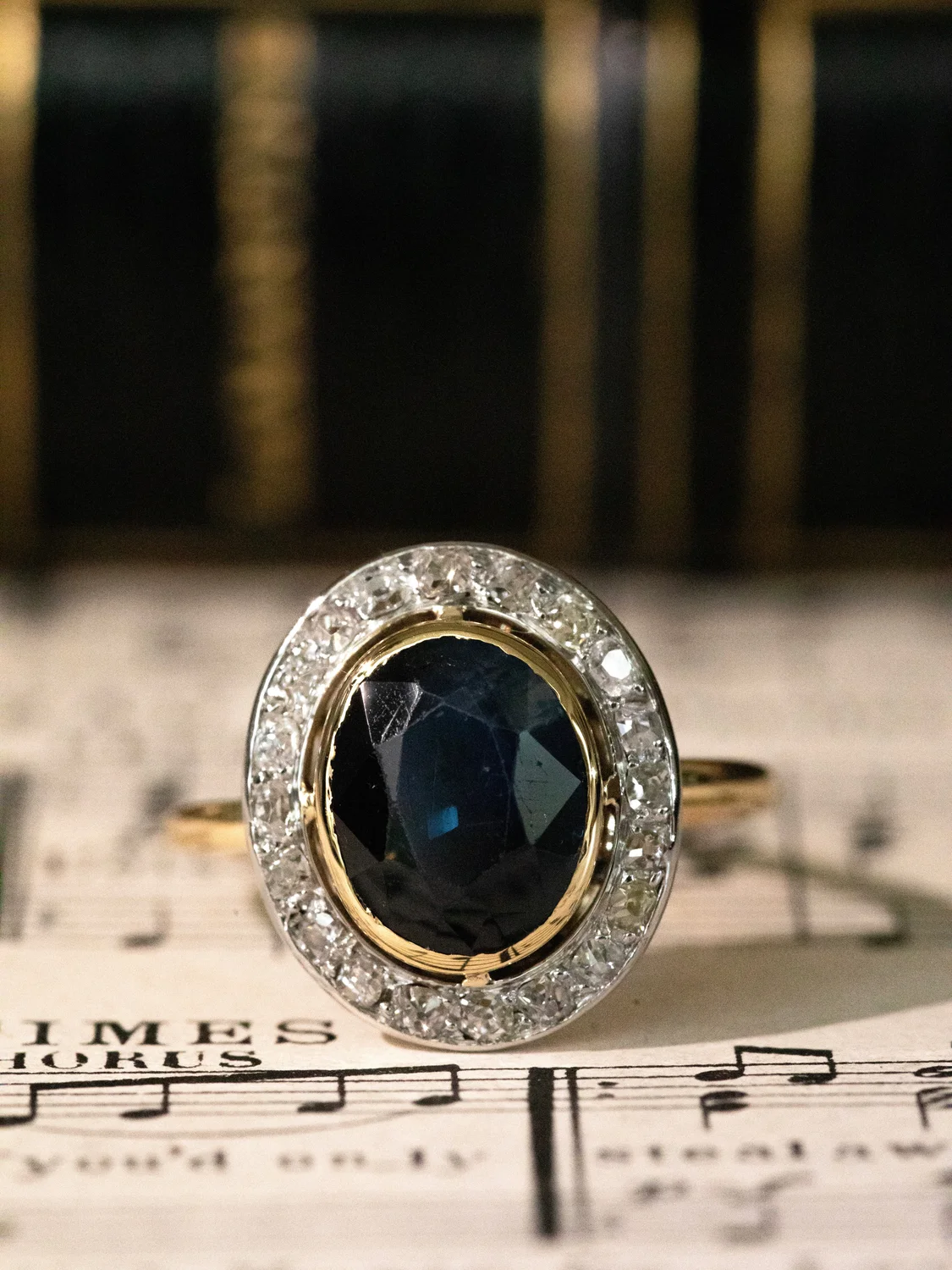 LA ISABELLA, sublime bague halo début XXe (circa 1910) en or 18 carats deux tons, saphir en serti clos & diamants 💫