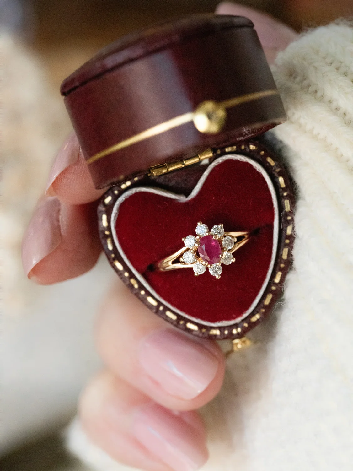 LA LISE, adorable bague marguerite rubis & oxydes 💫