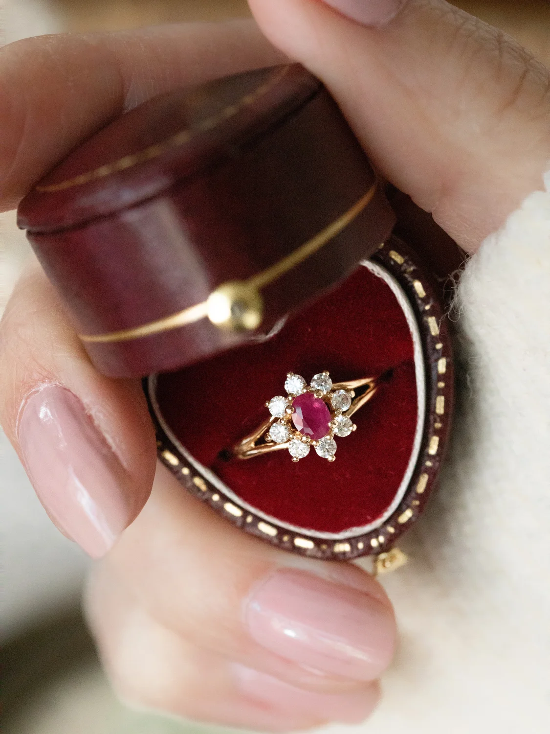 LA LISE, adorable bague marguerite rubis & oxydes 💫